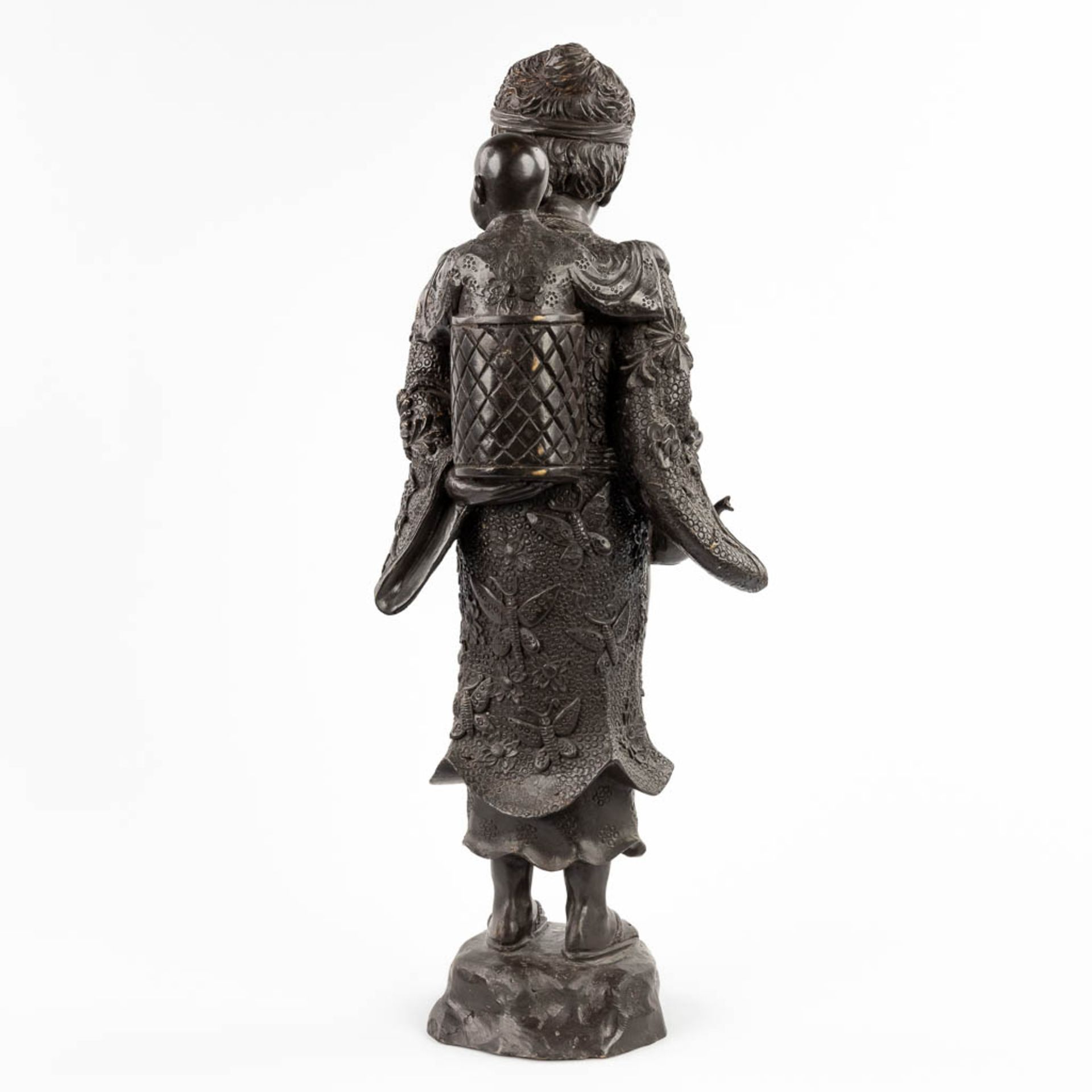 A Japanese Okimono of a mother with child, patinated bronze. 20th C. (D:18 x W:22 x H:59 cm) - Image 5 of 16