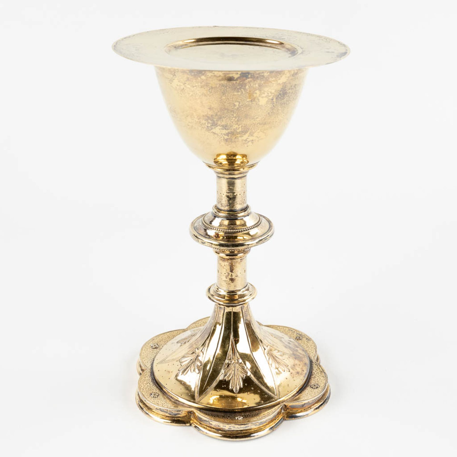 A Chalice with paten, gilt silver in gothic revival style. 305g. (H:19,5 x D:12,5 cm) - Image 5 of 16