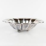 A large bowl, silver-plated metal with a hammered finish. (D:38 x W:47 x H:14 cm)
