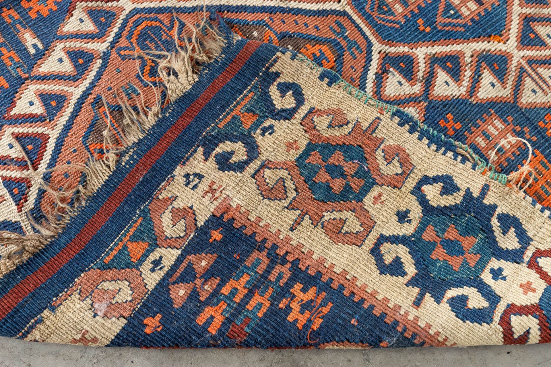 An Oriental hand-made kelim, Turkey, wool. (D:206 x W:154 cm) - Image 10 of 10