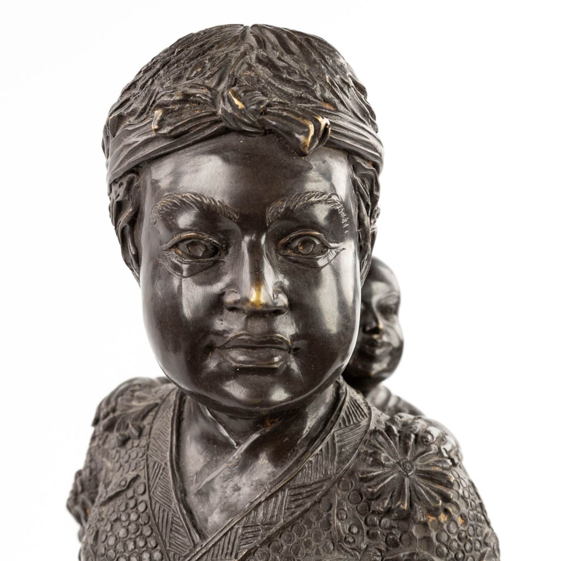 A Japanese Okimono of a mother with child, patinated bronze. 20th C. (D:18 x W:22 x H:59 cm) - Image 8 of 16