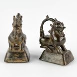 A pair of Oriental weights, decorated with mythological figurines. Bronze. (D:11 x W:16 x H:19,5 cm)