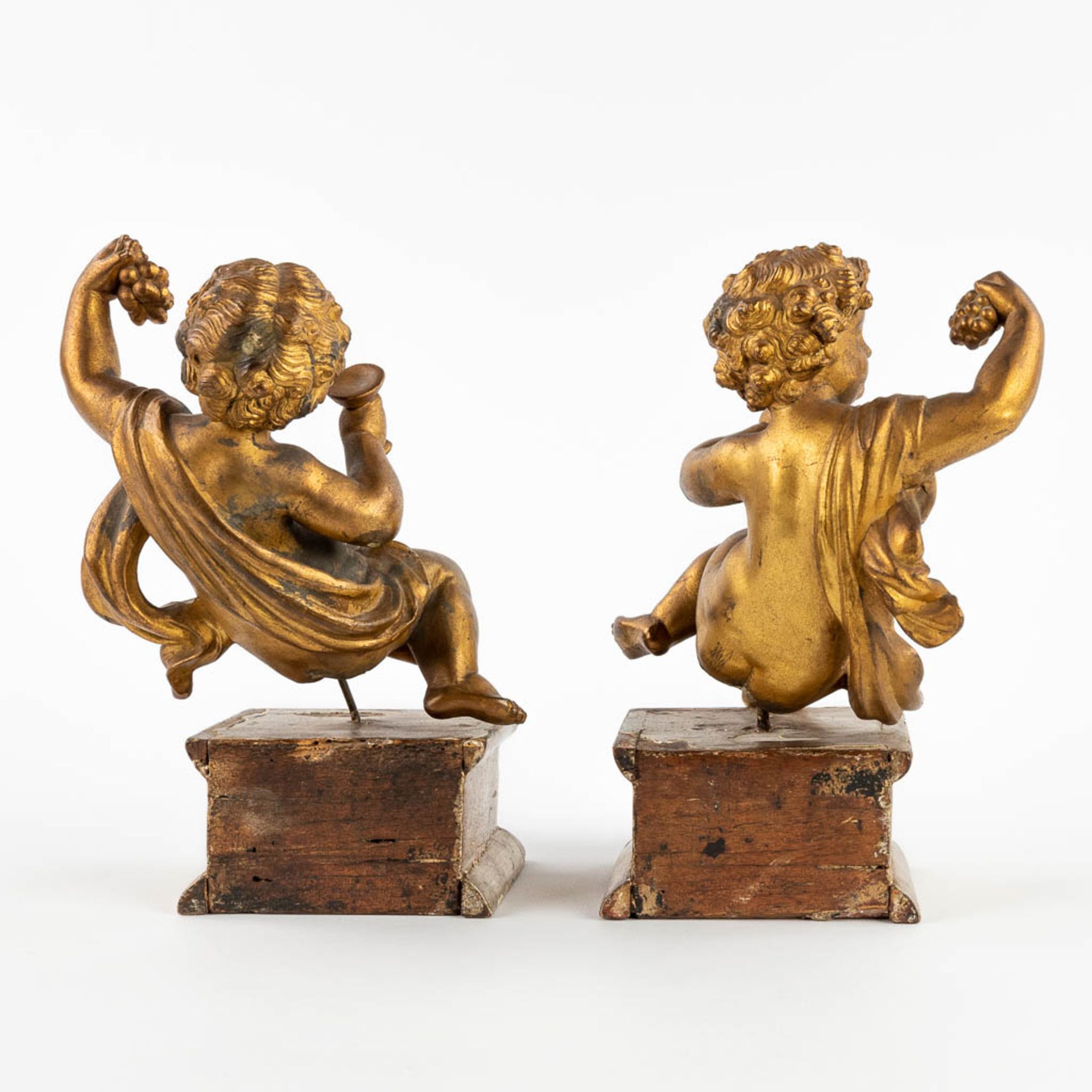 A pair of angels, gilt spelter and mounted on a wood base. 19th C. (W:12 x H:18 cm) - Image 5 of 14