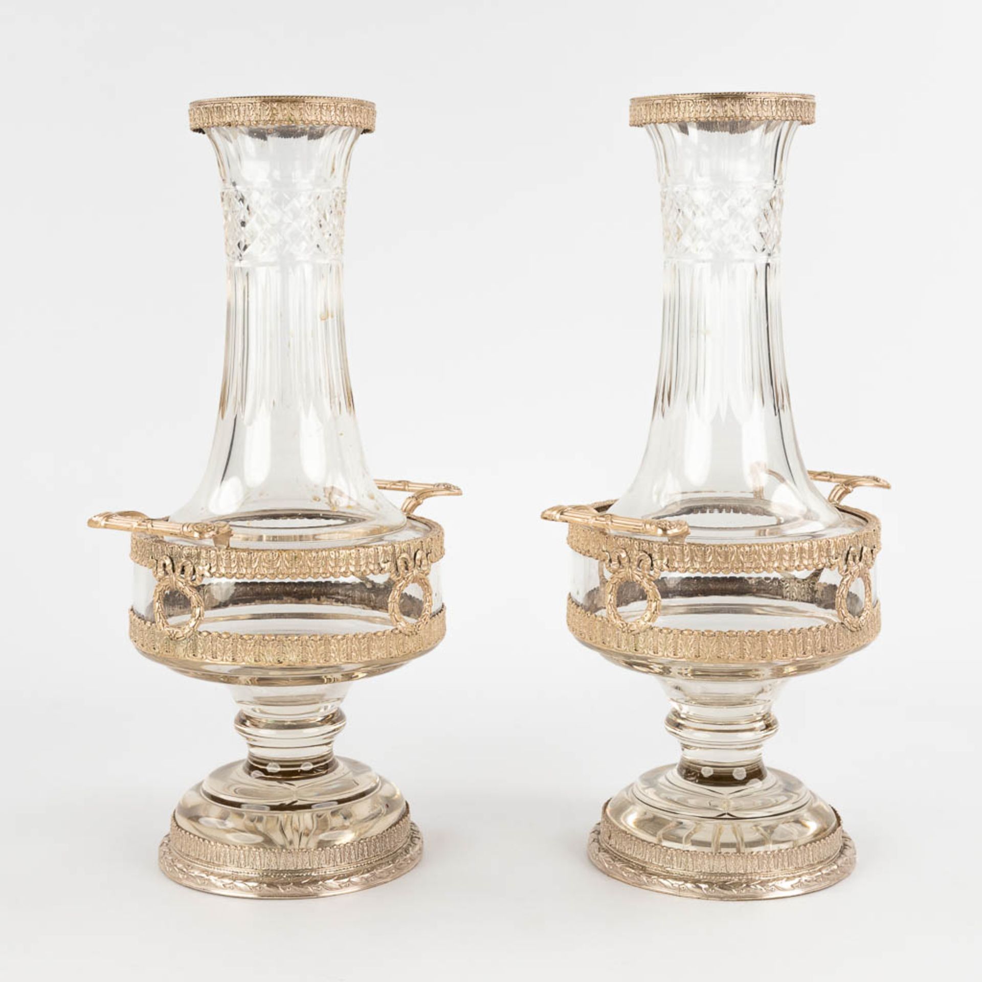 A pair of decorative vases, silver-plated bronze on glass, Neoclassical. 20th C. (D:14 x W:18 x H:33 - Bild 3 aus 16
