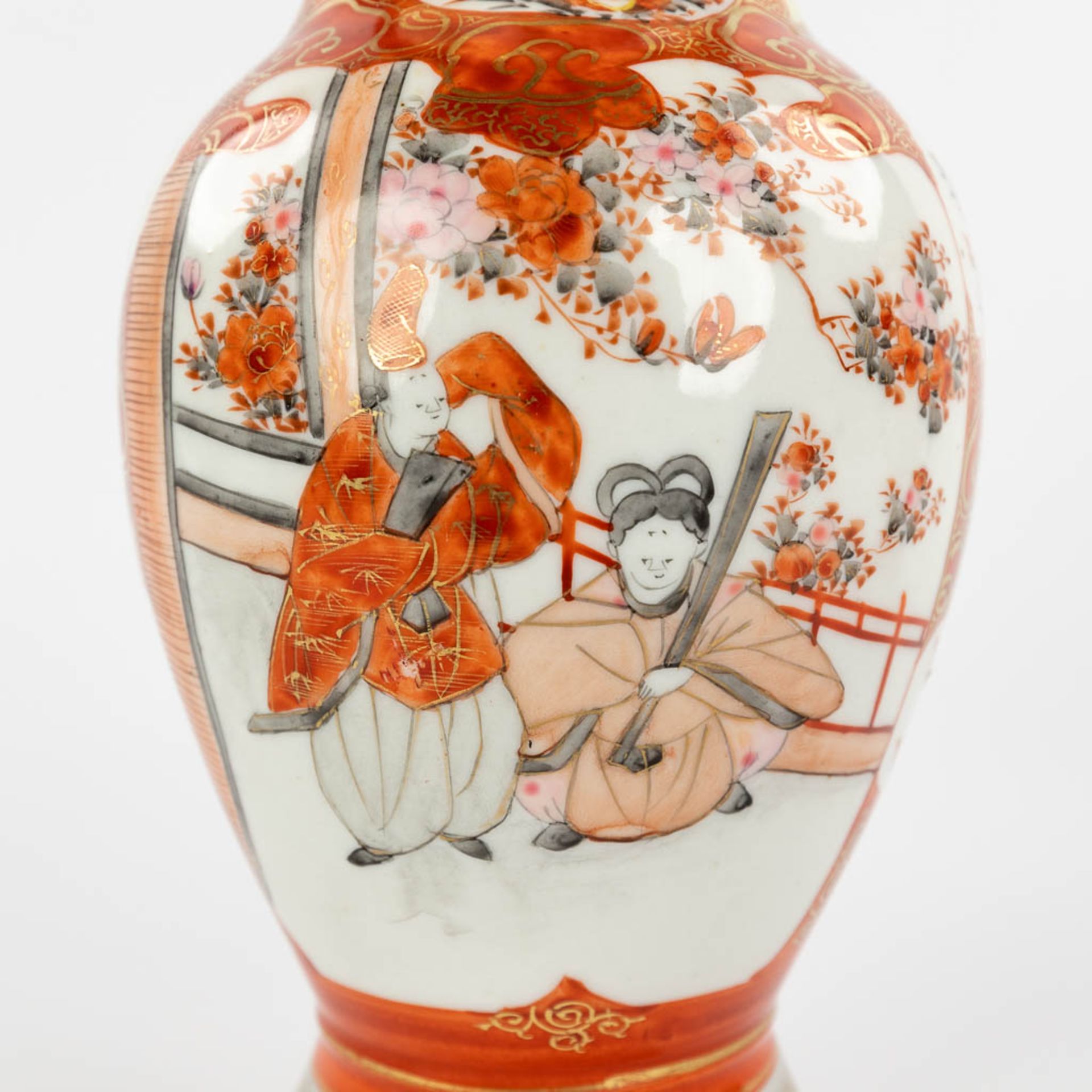 A pair of Japanese 'Kutani' vases, Meiji period, 19th C. (H:24,5 x D:11 cm) - Bild 8 aus 14