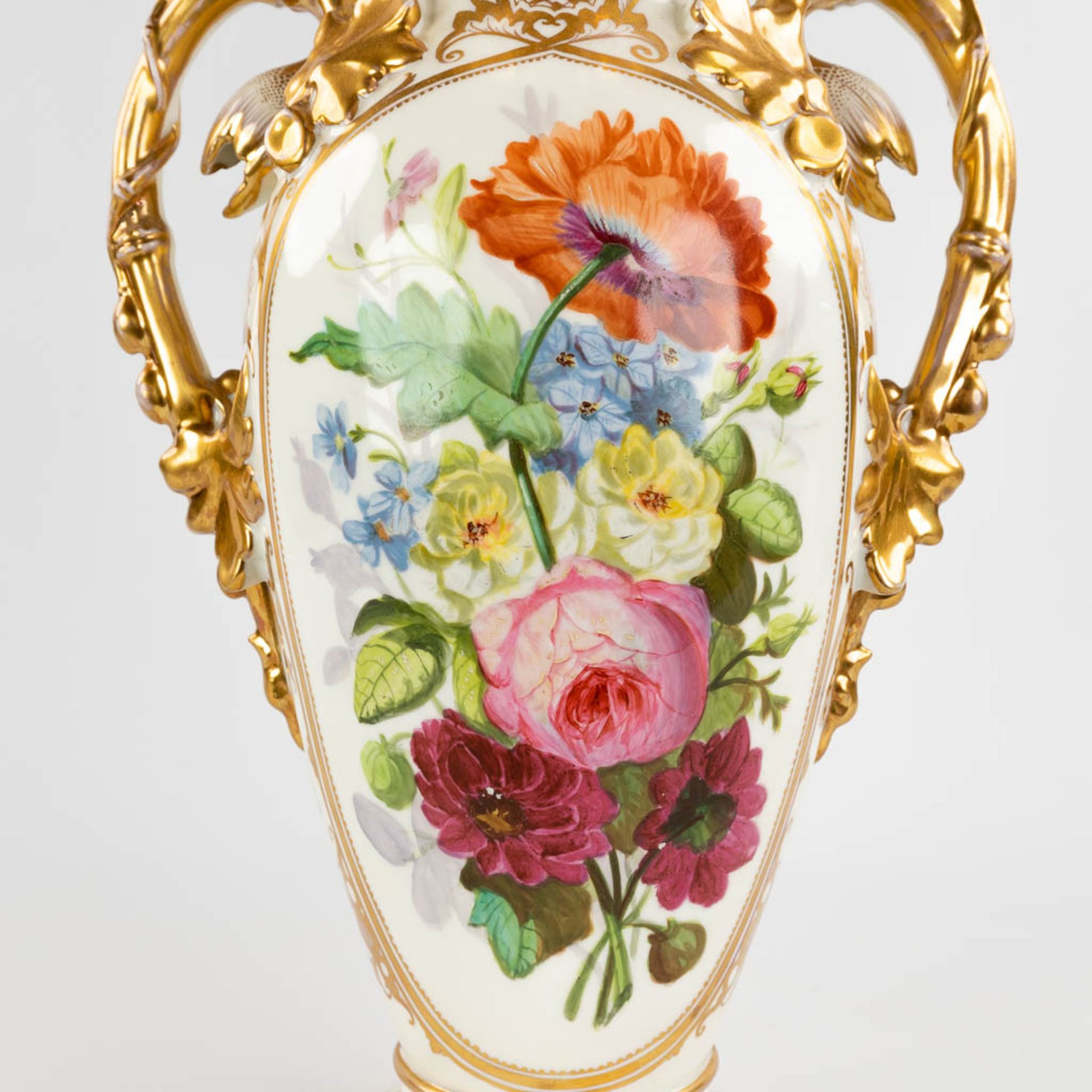 Vieux Bruxelles, a pair of vases with hand-painted flower decor. Circa 1900. (D:18 x W:27 x H:45 cm) - Bild 13 aus 17