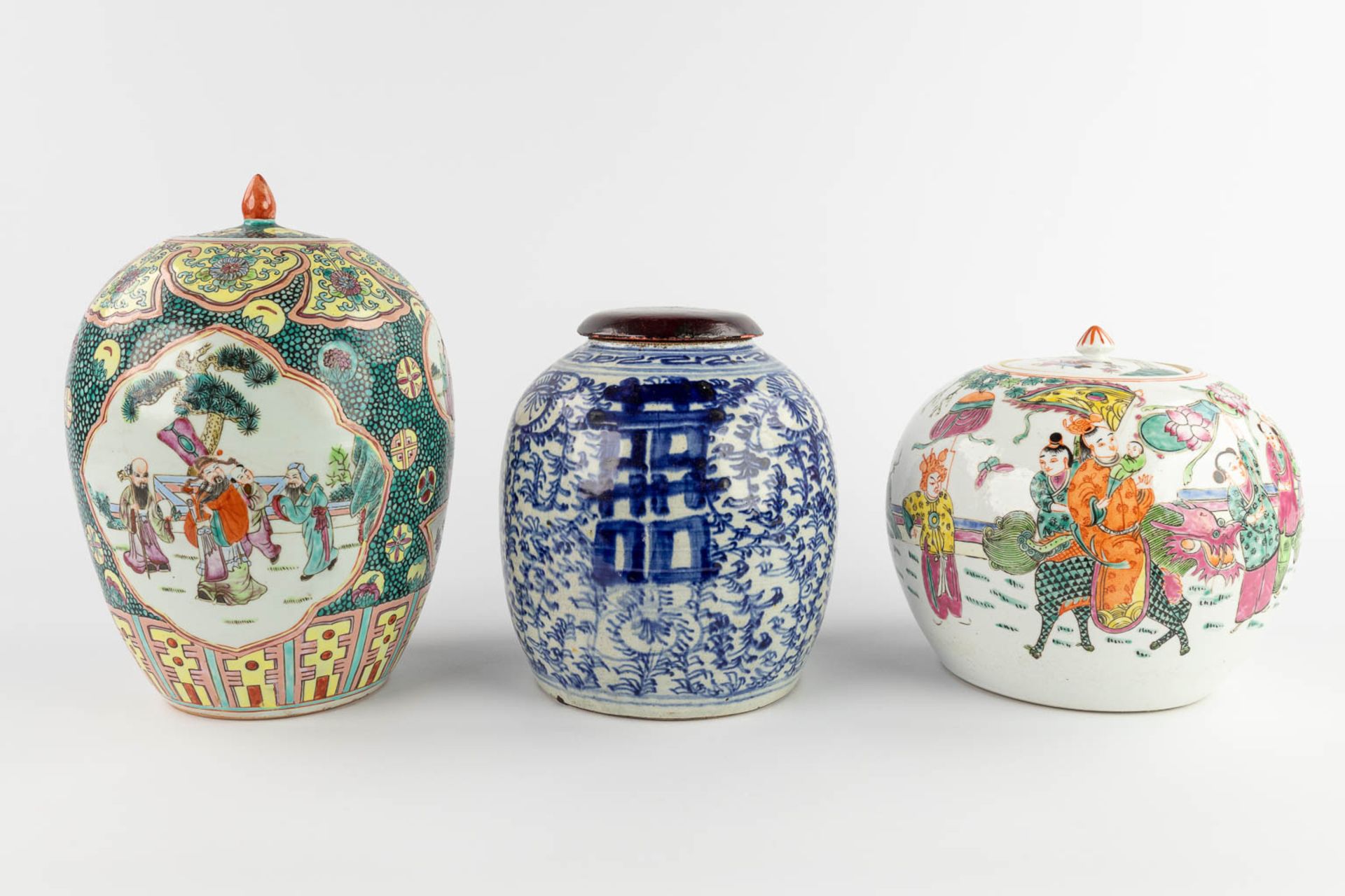 Three Chinese ginger jars with polychrome and blue-white decors. 19th/20th C. (H:32 x D:22 cm) - Bild 3 aus 21