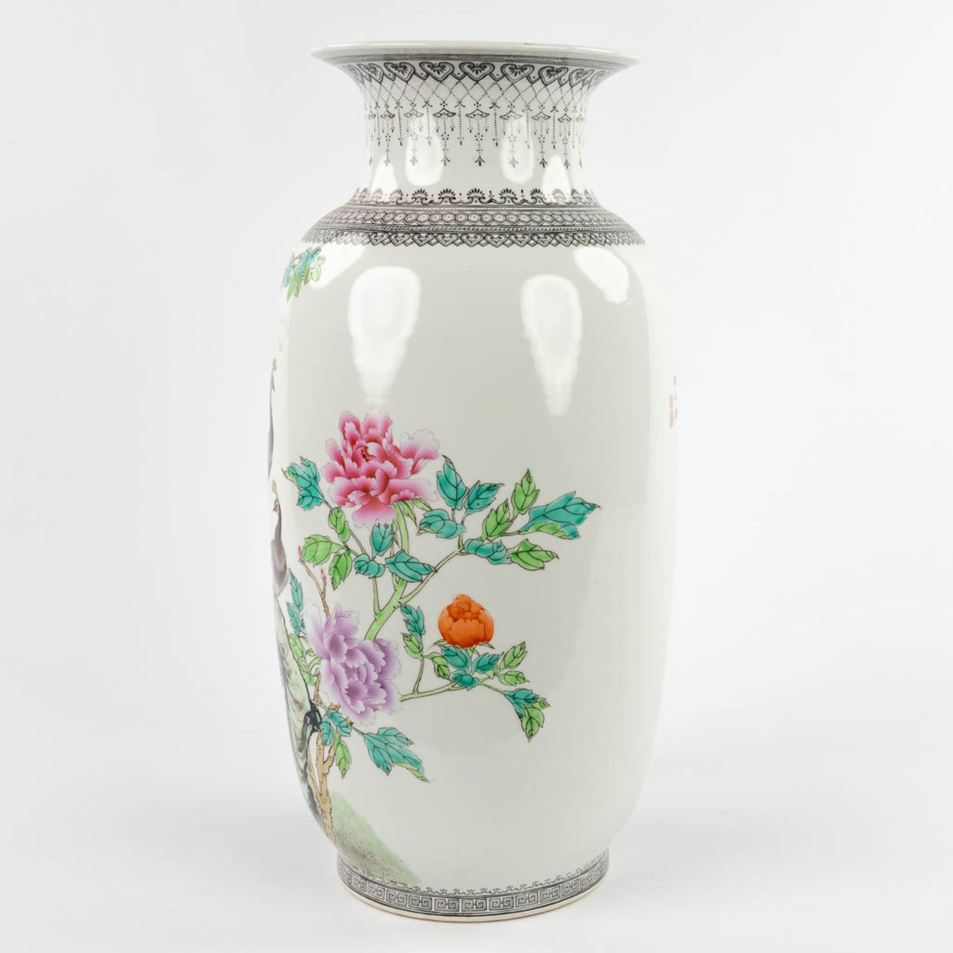 A Chinese vase decorated with peacocks, 20th C. (H:42,5 x D:21 cm) - Bild 6 aus 11