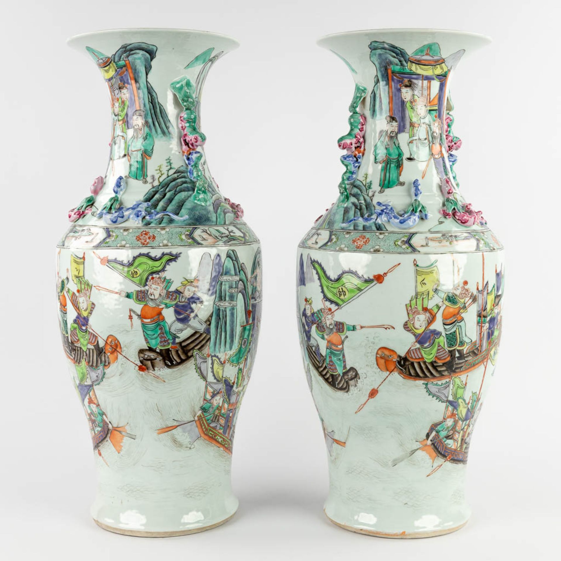 A pair of Chinese Famille Rose vases decorated with warriors in ships. 19th/20th C. (H:62 x D:26 cm) - Bild 9 aus 17