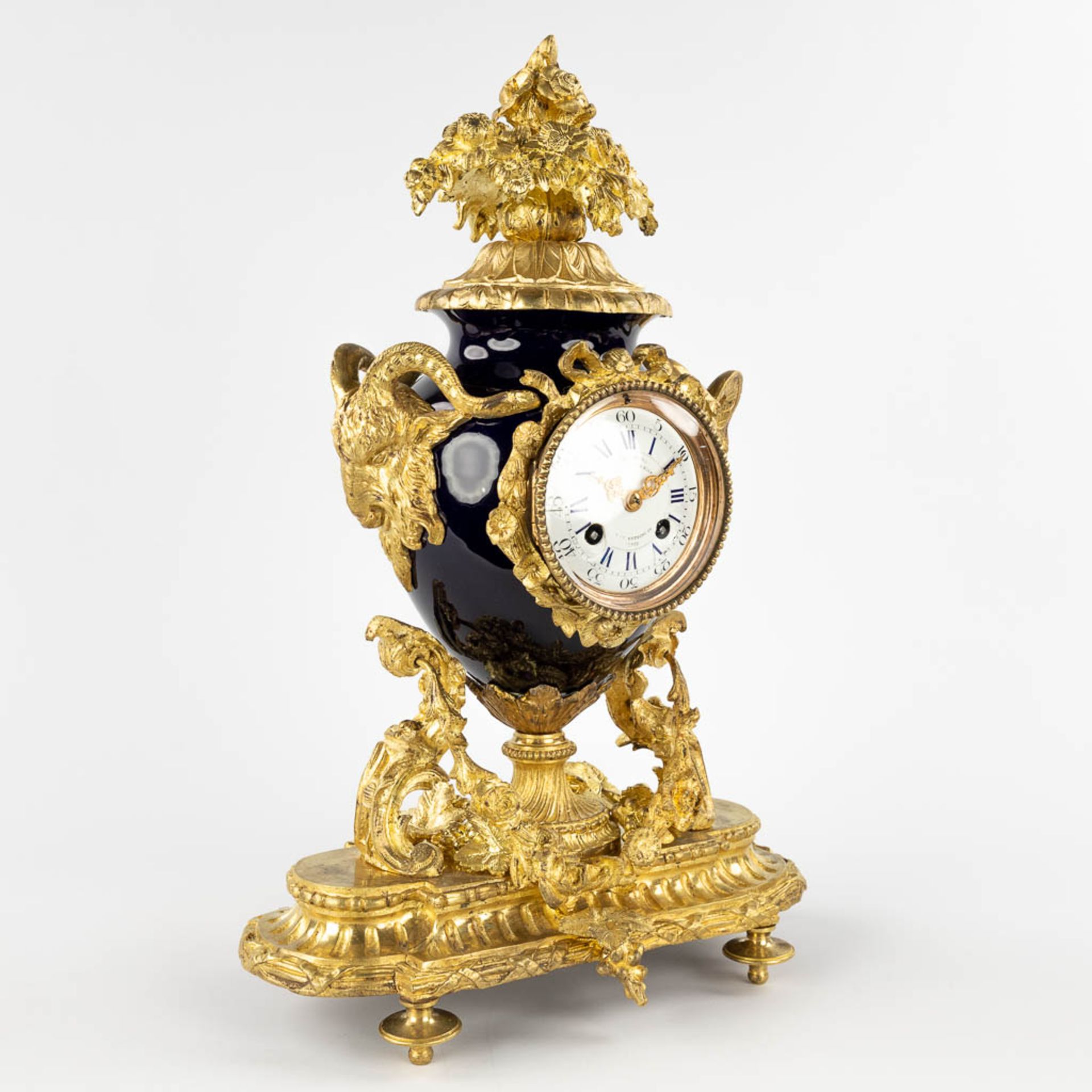 A mantle clock, gold-plated bronze on porcelain, finished with ram's heads. 19th C. (D:17 x W:46 x H - Bild 4 aus 16