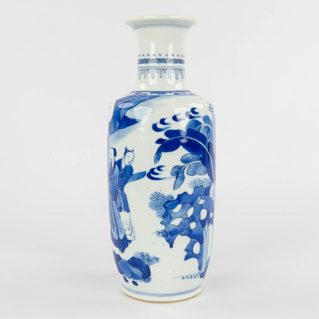 A Chinese vase decorated with blue-white figurines, Kangxi period. 18th C. (H:26 x D:10 cm) - Image 6 of 12