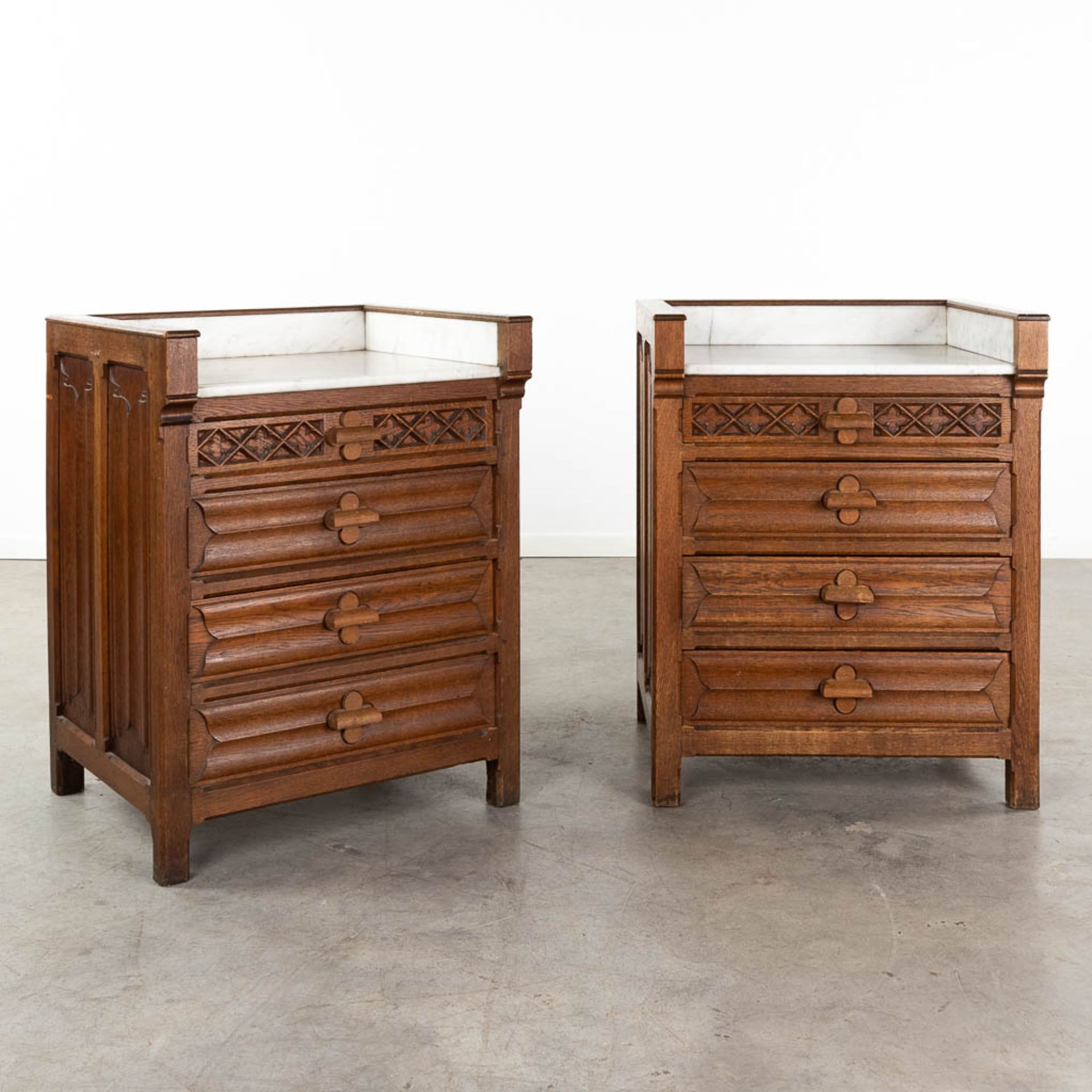 A pair of wood-sculptured cabinets in a gothic revival style. 19th C. (D:59 x W:70 x H:89 cm)