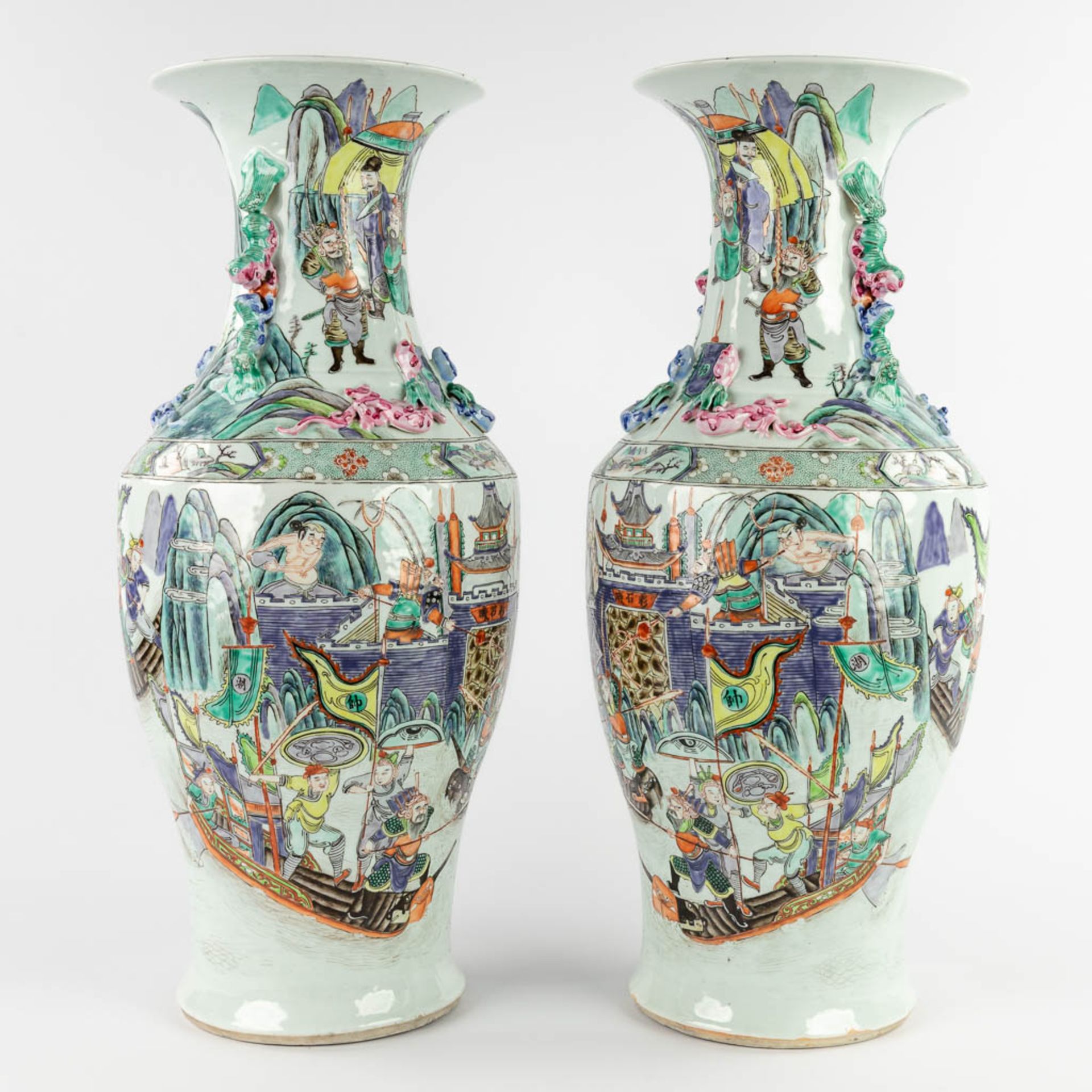 A pair of Chinese Famille Rose vases decorated with warriors in ships. 19th/20th C. (H:62 x D:26 cm) - Bild 7 aus 17