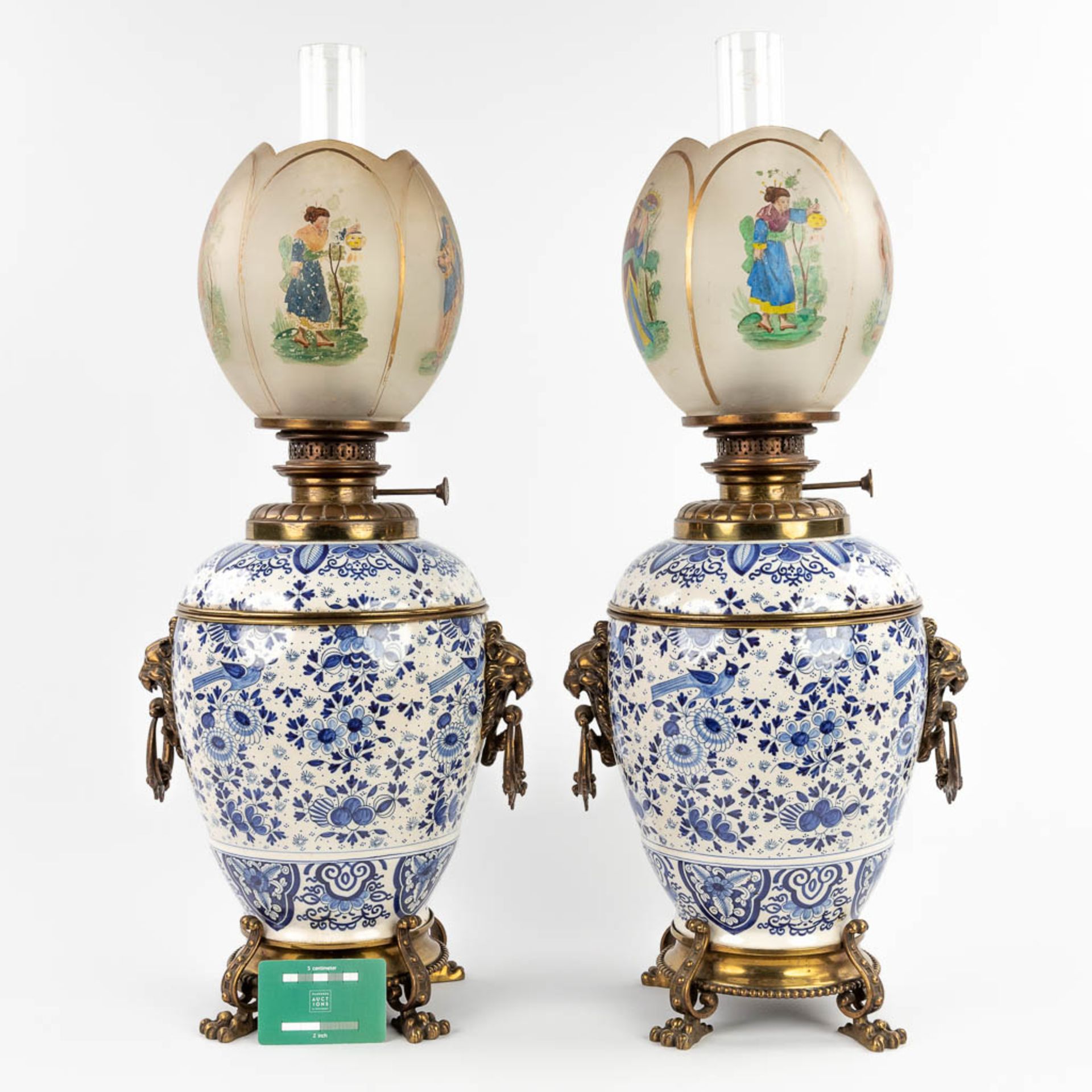 A pair of oil lamps, Delfts faience, 19th C. (D:23 x W:28 x H:68 cm) - Bild 2 aus 18