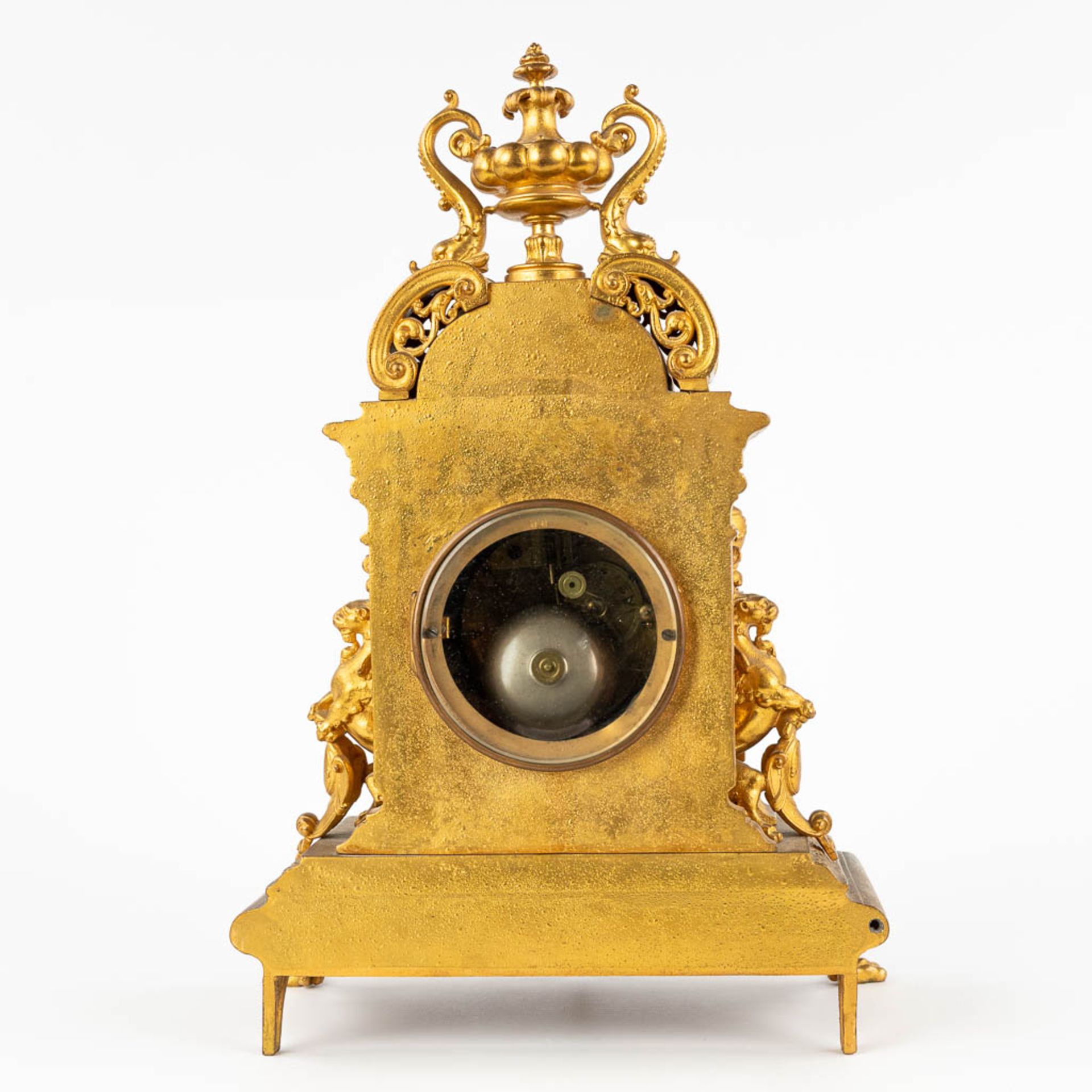 A mantle clock, Neoclassical style, gilt spelter. 19th C. (D:13 x W:27 x H:40 cm) - Image 6 of 13