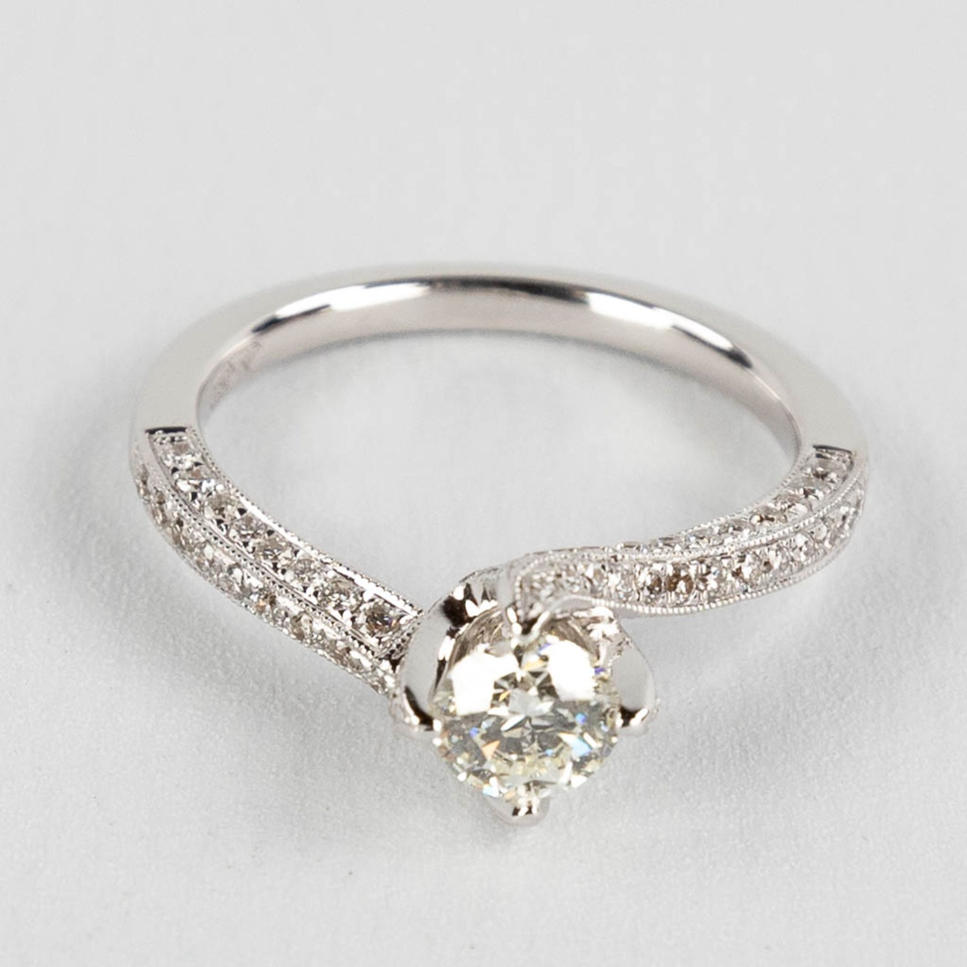 A ring, white gold with brilliant cut diamonds, central stone approximately 0,5ct, total appr. 0,53c