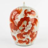 A Chinese ginger jar, red decor of a foo dog. 19th/20th C. (H:31 x D:22 cm)