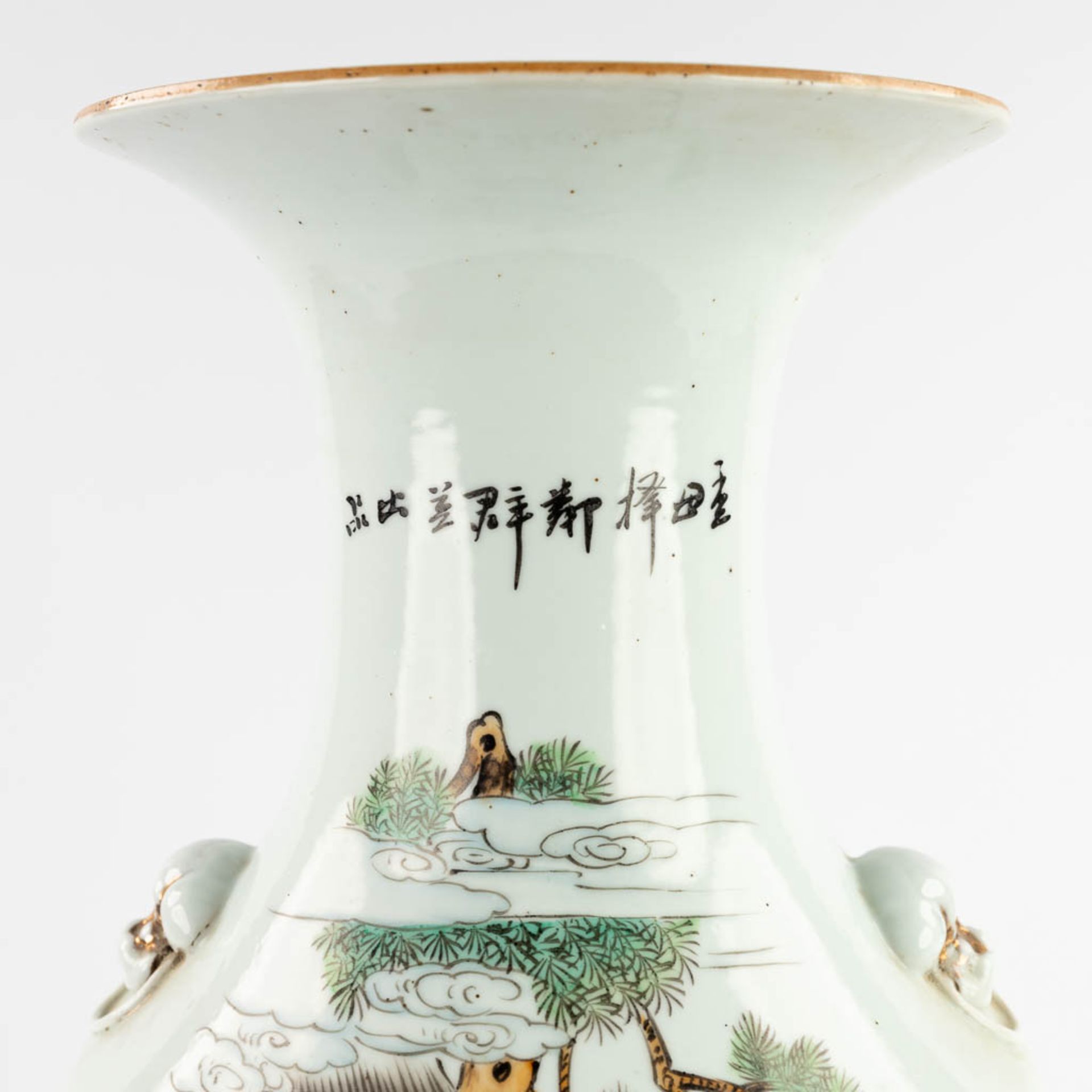 A Chinese vase, decorated with figurines in a garden. 19th/20th C. (H:57 x D:23 cm) - Bild 10 aus 15