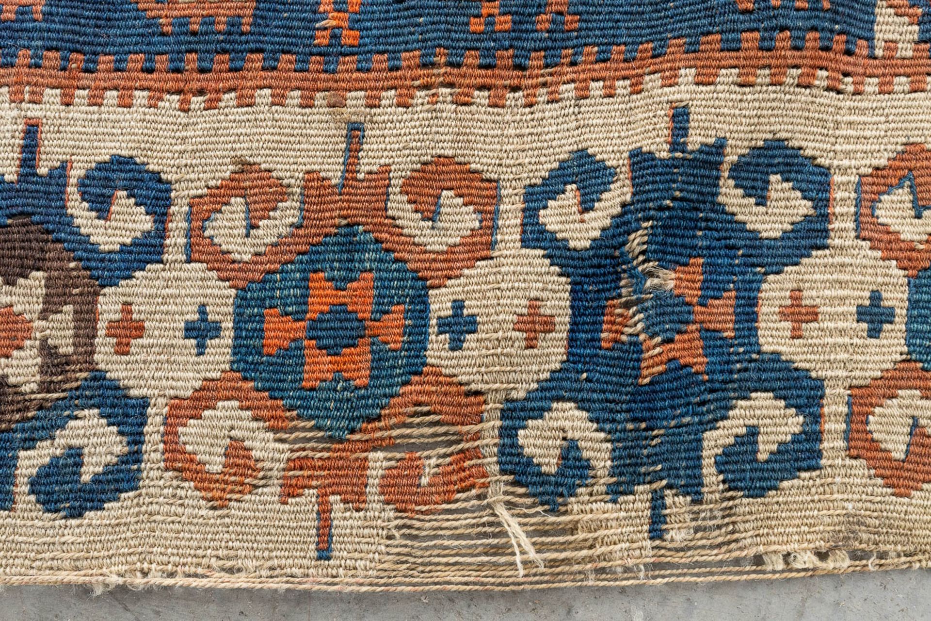 An Oriental hand-made kelim, Turkey, wool. (D:206 x W:154 cm) - Image 7 of 10