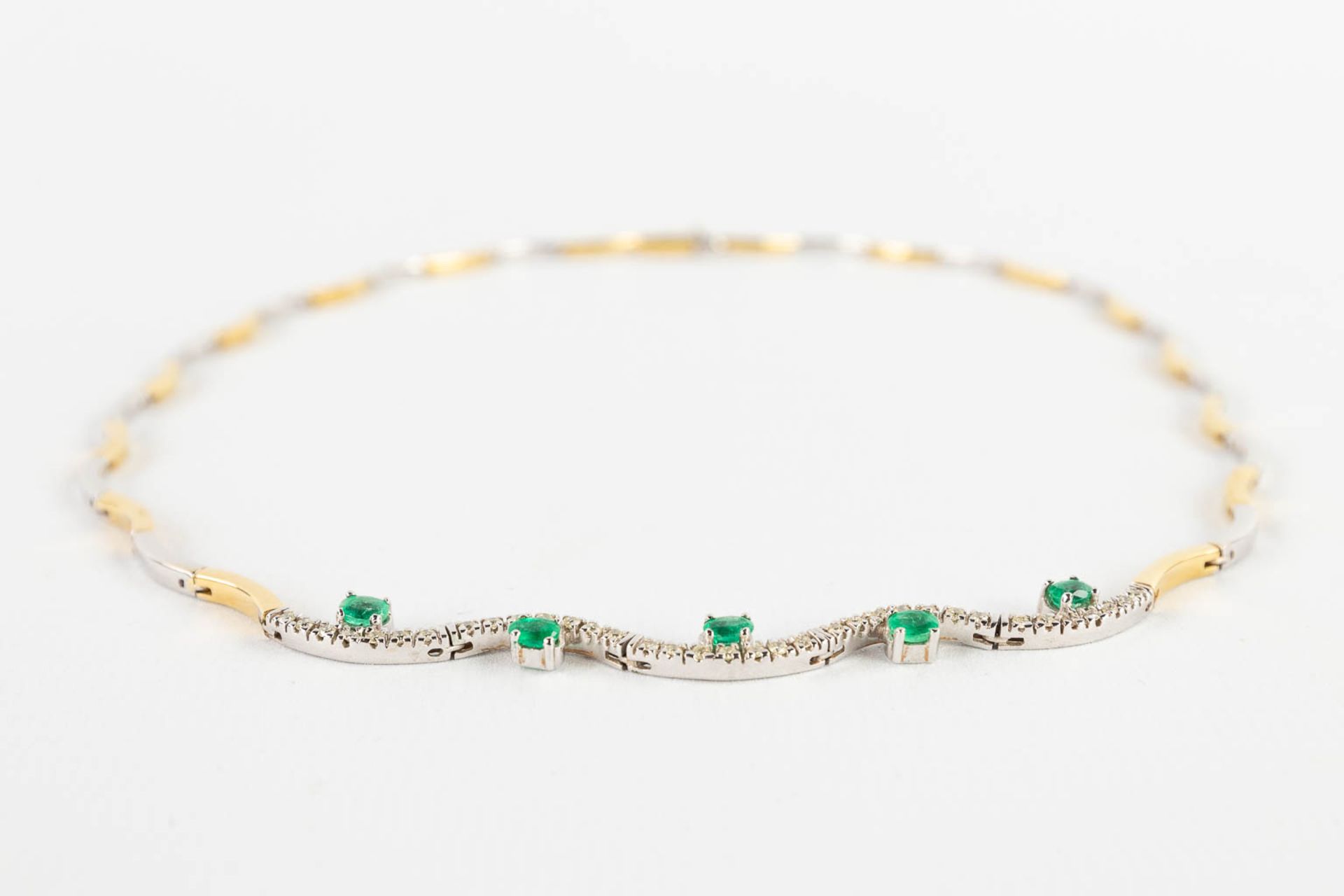 A necklace, 18 karats yellow and white gold, decorated with green, probably, emeralds. 24,67g. - Image 5 of 11