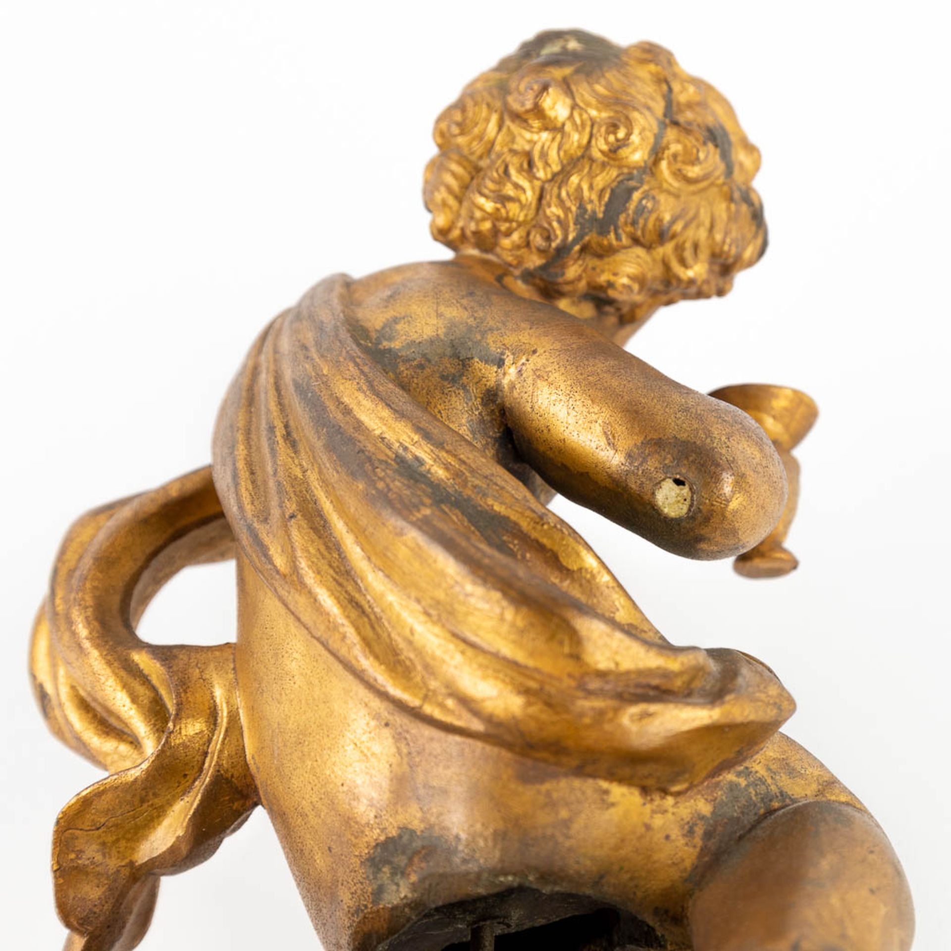 A pair of angels, gilt spelter and mounted on a wood base. 19th C. (W:12 x H:18 cm) - Image 10 of 14
