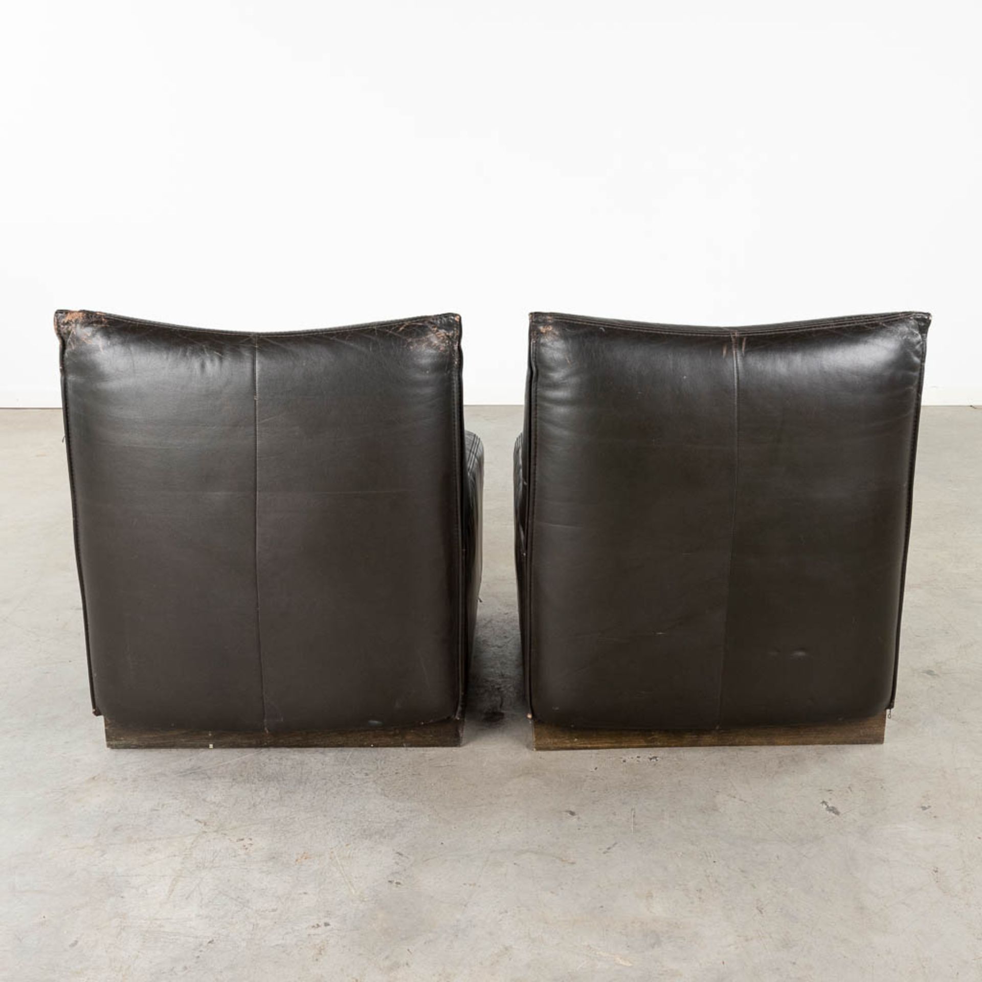 A pair of mid-century black leather relax chairs, Jori, Belgium. (D:62 x W:74 x H:75 cm) - Bild 5 aus 13