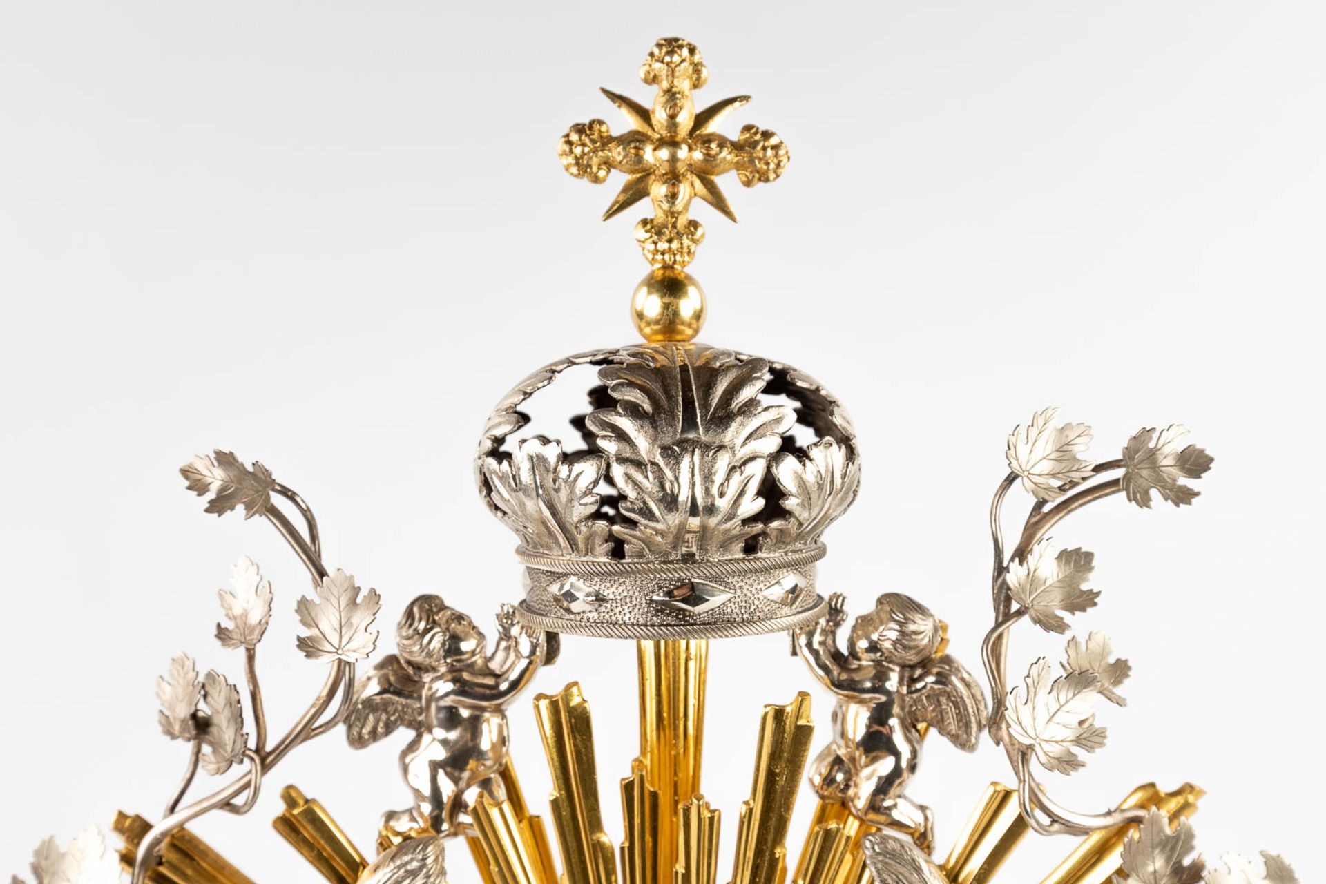 A sunburst monstrance, silver, decorated with angels, wheat and grape vines. Belgium, 19th C. (D:20 - Image 7 of 22