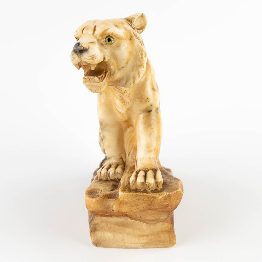 Figurine of a tiger, sculptured alabaster. 20th C. (D:13 x W:32 x H:27 cm) - Image 6 of 11