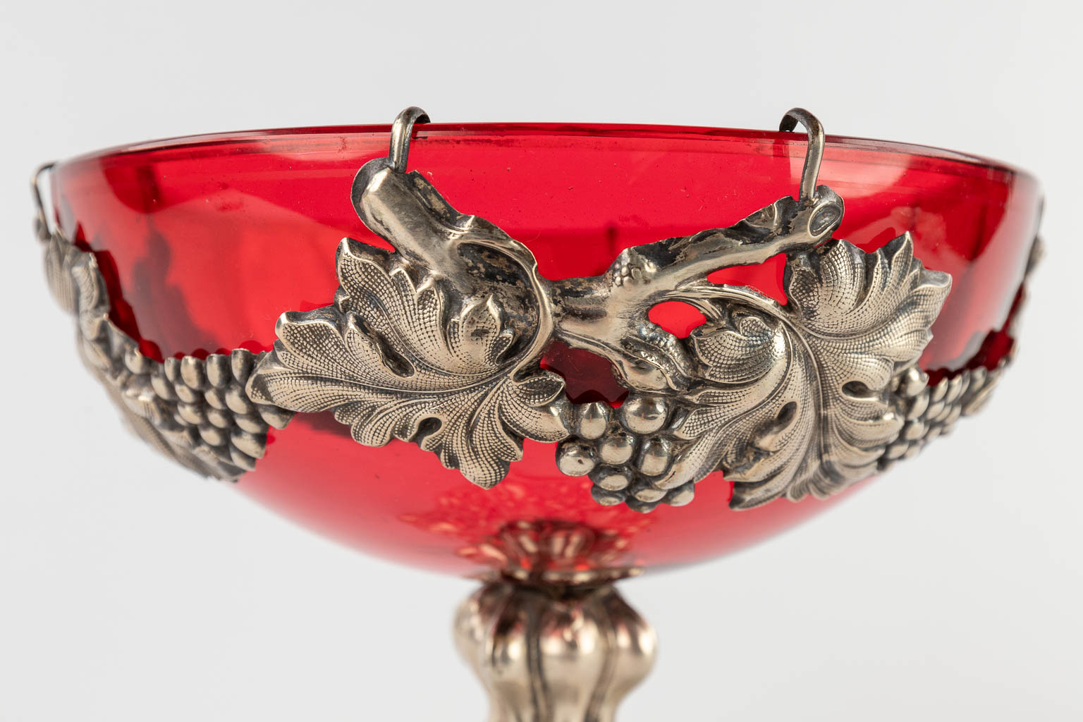 A red glass bowl on a silver base, decorated with grape vines. (H:20 x D:18,5 cm) - Image 12 of 14
