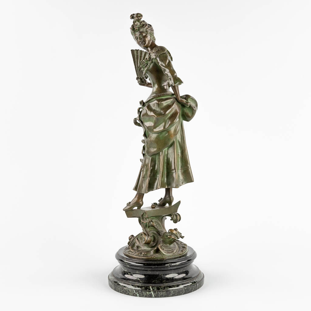 Elegant lady with a fan' a figurine, patinated bronze. (H:55 x D:20 cm) - Image 6 of 10