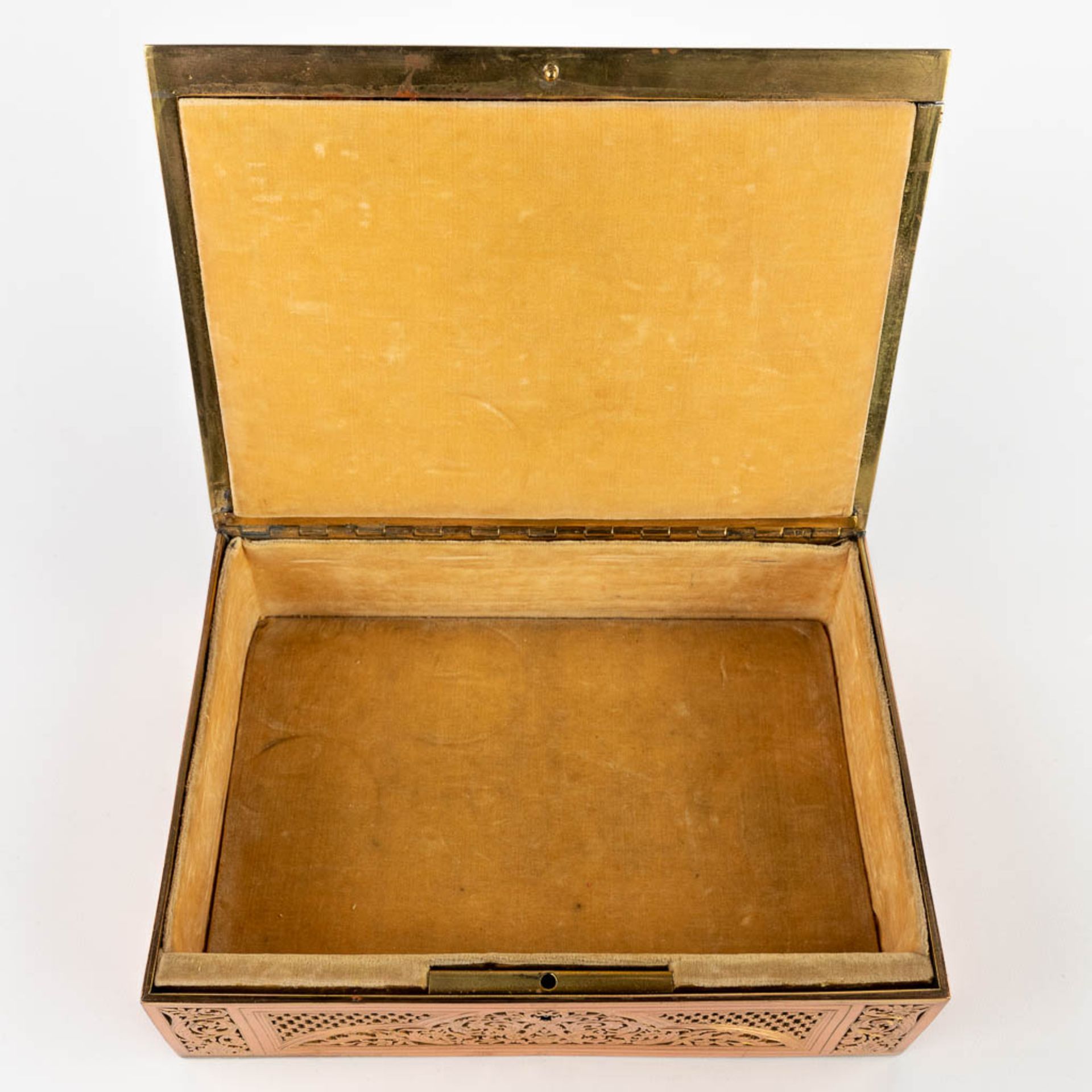 A jewellery box, ajoured brass and finished with a miniature painting. (D:16,7 x W:23 x H:6,5 cm) - Image 9 of 13