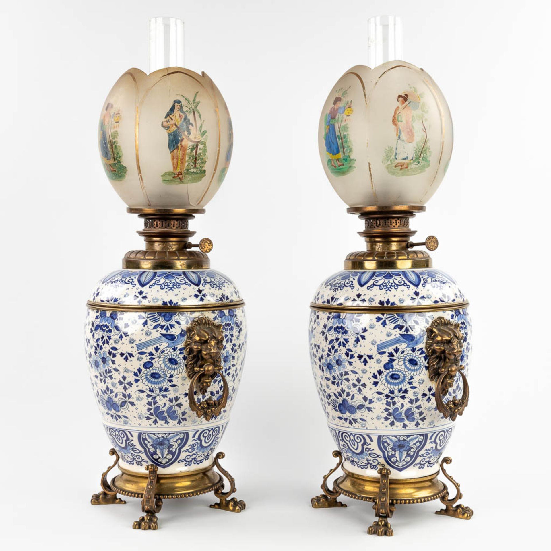 A pair of oil lamps, Delfts faience, 19th C. (D:23 x W:28 x H:68 cm) - Bild 3 aus 18