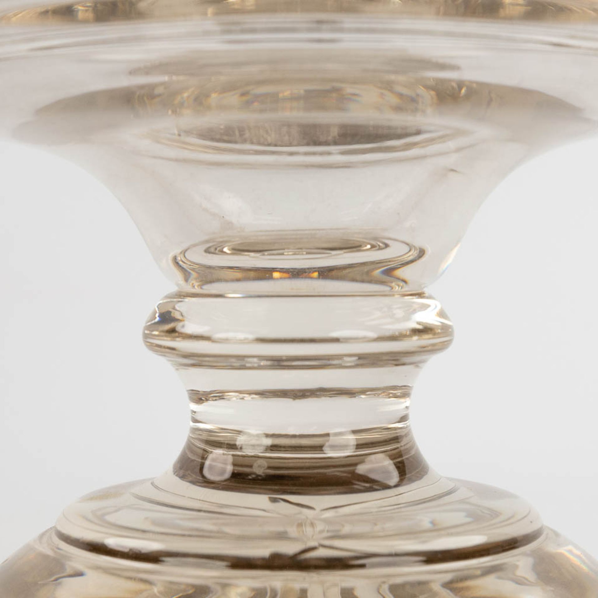 A pair of decorative vases, silver-plated bronze on glass, Neoclassical. 20th C. (D:14 x W:18 x H:33 - Bild 16 aus 16