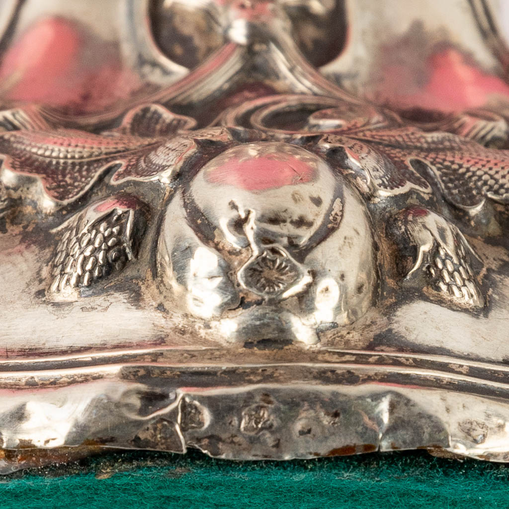 A red glass bowl on a silver base, decorated with grape vines. (H:20 x D:18,5 cm) - Image 14 of 14