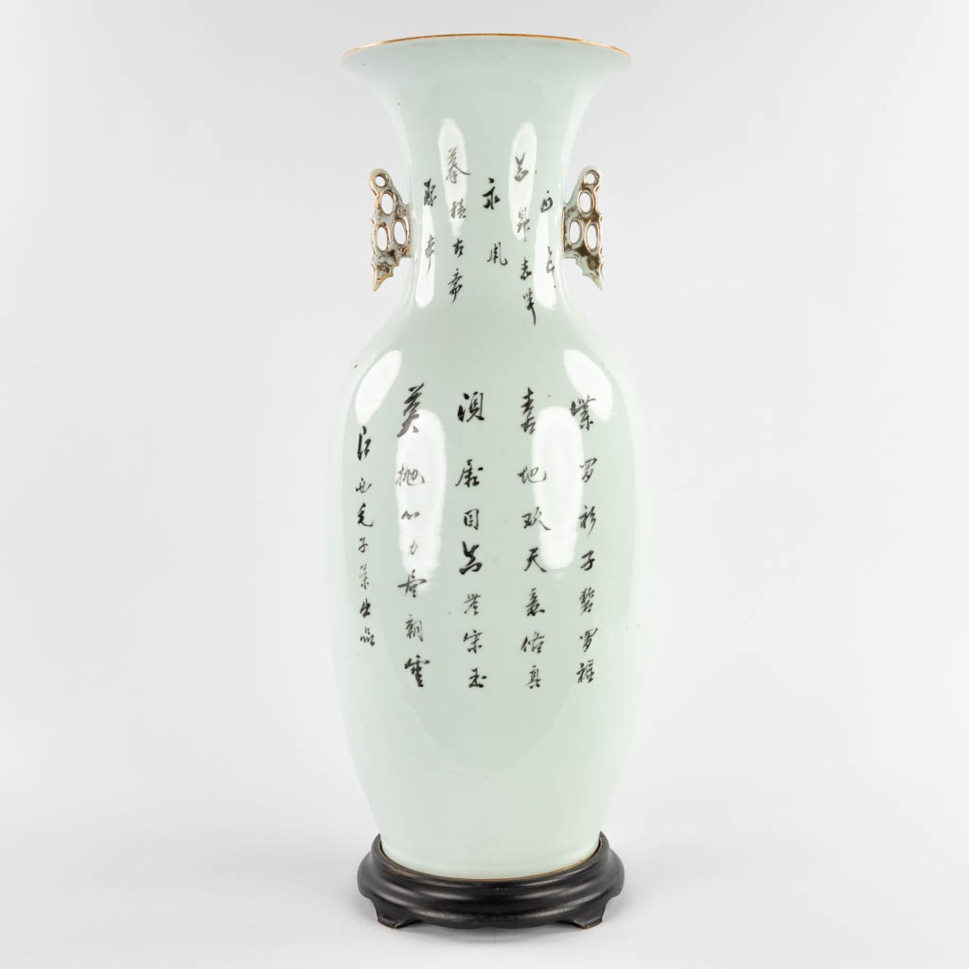 A Chinese vase decorated with a lady and children. 19th/20th C. (H:58 x D:22 cm) - Bild 5 aus 13