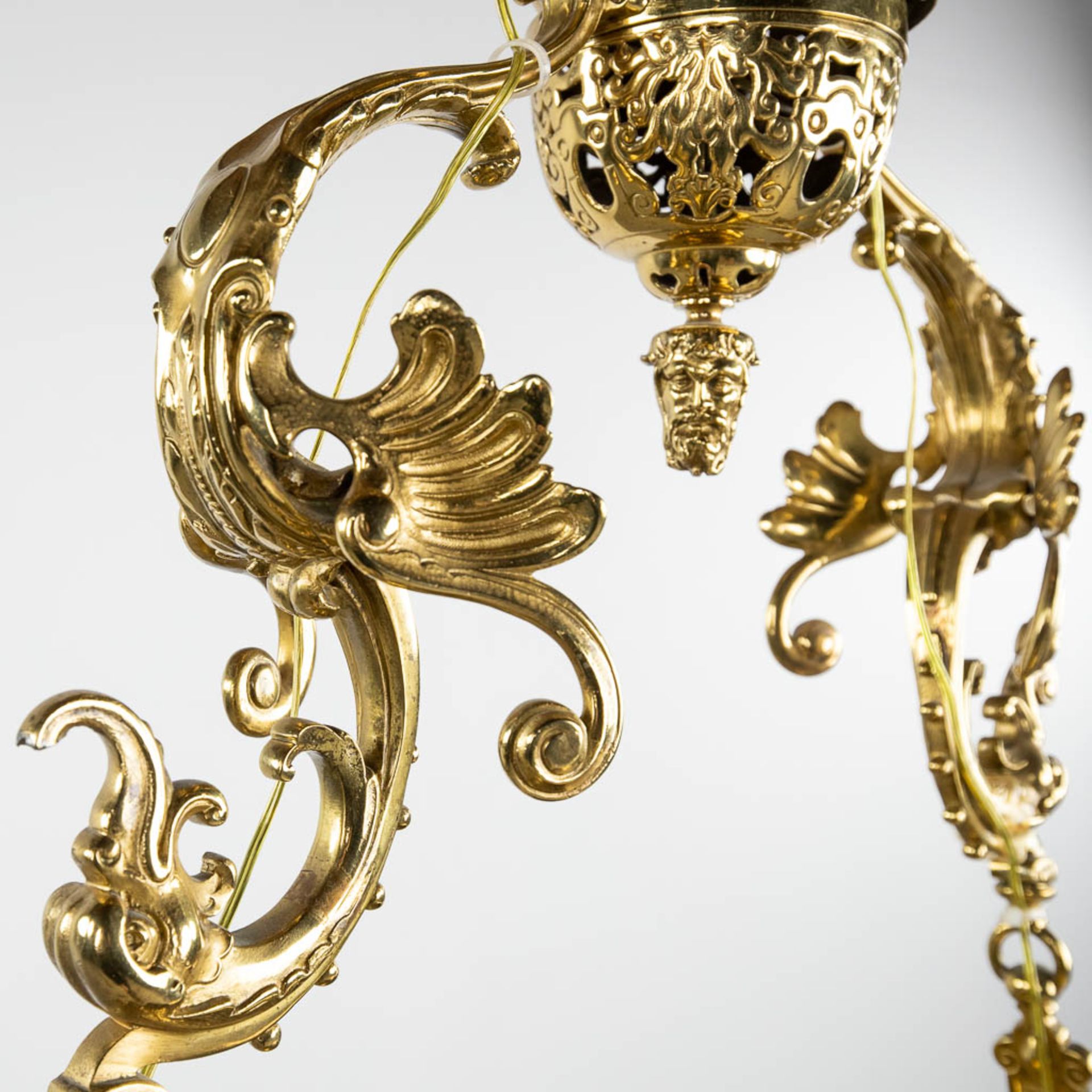 A large 'Lampe Belge' decorated with putti, bronze and glass. 20th C. (D:40 x W:94 x H:97 cm) - Image 6 of 12