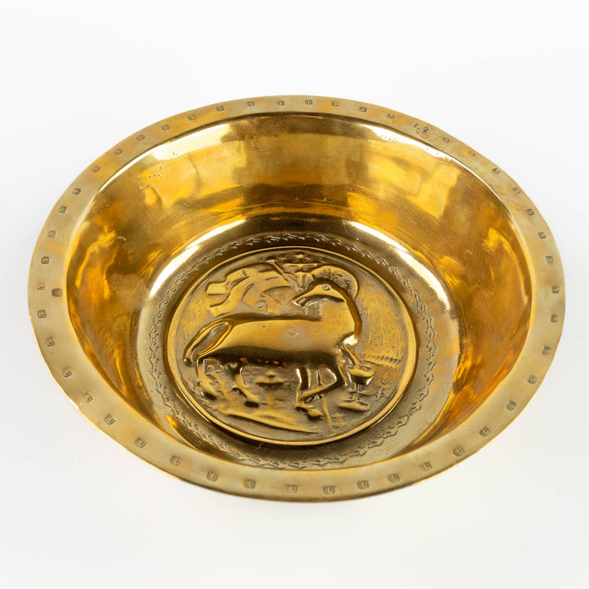 An antique Baptismal Font, copper embossed with an image of the Holy Lamb. 17th C. (H:7,5 x D:26 cm) - Image 3 of 9