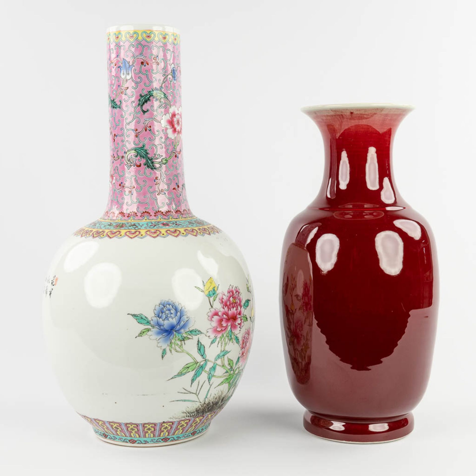 A Chinese 'Sang De Boeuf' and Famille Rose vase, 20th C. (H:57 x D:29 cm) - Bild 6 aus 15