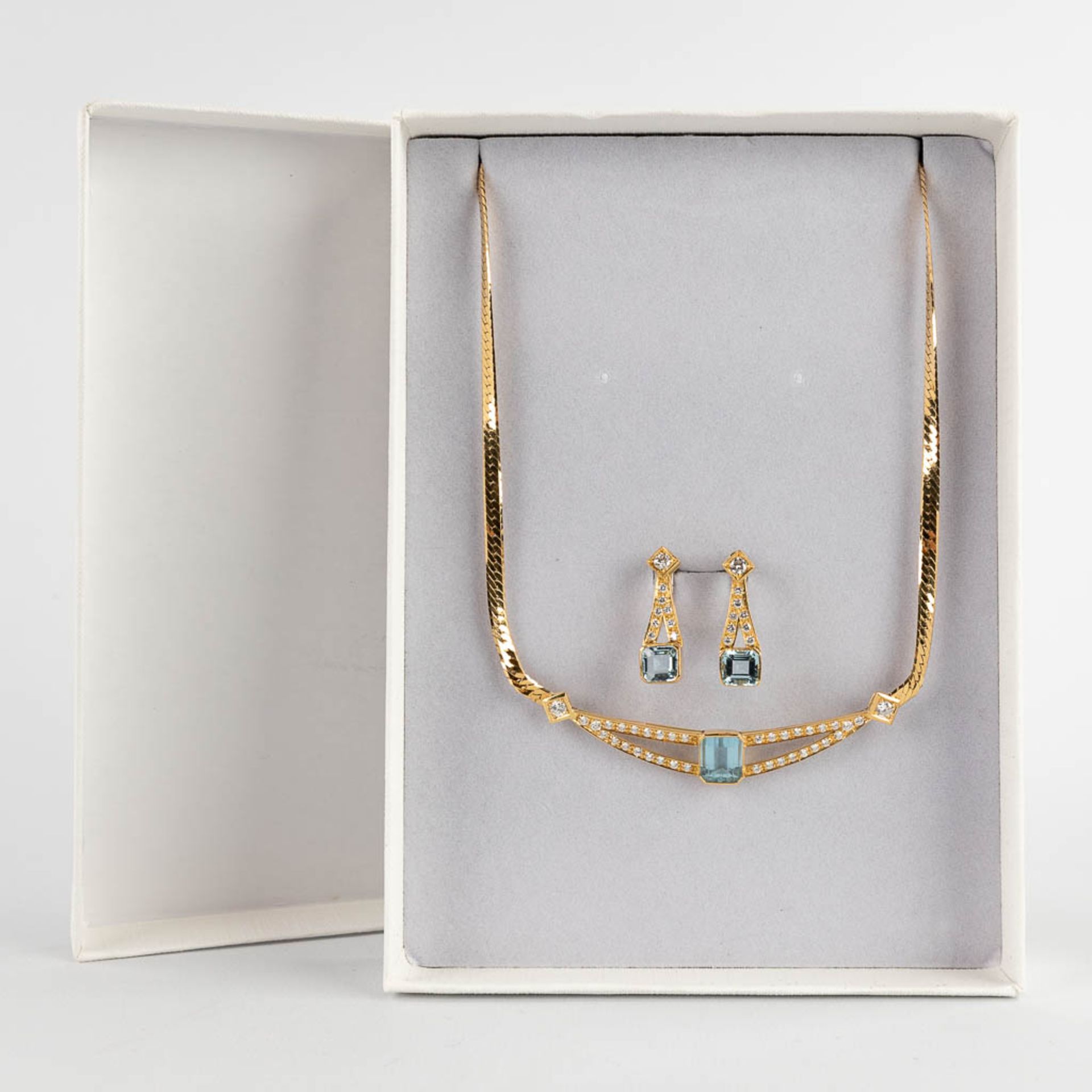 A necklace with two earrings, 18kt yellow gold Brilliants and Topaz/Aquamarine, 26,77g. - Image 3 of 15