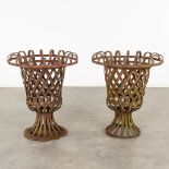 A pair of metal fire pits. 20th C. (H:71,5 x D:59 cm)