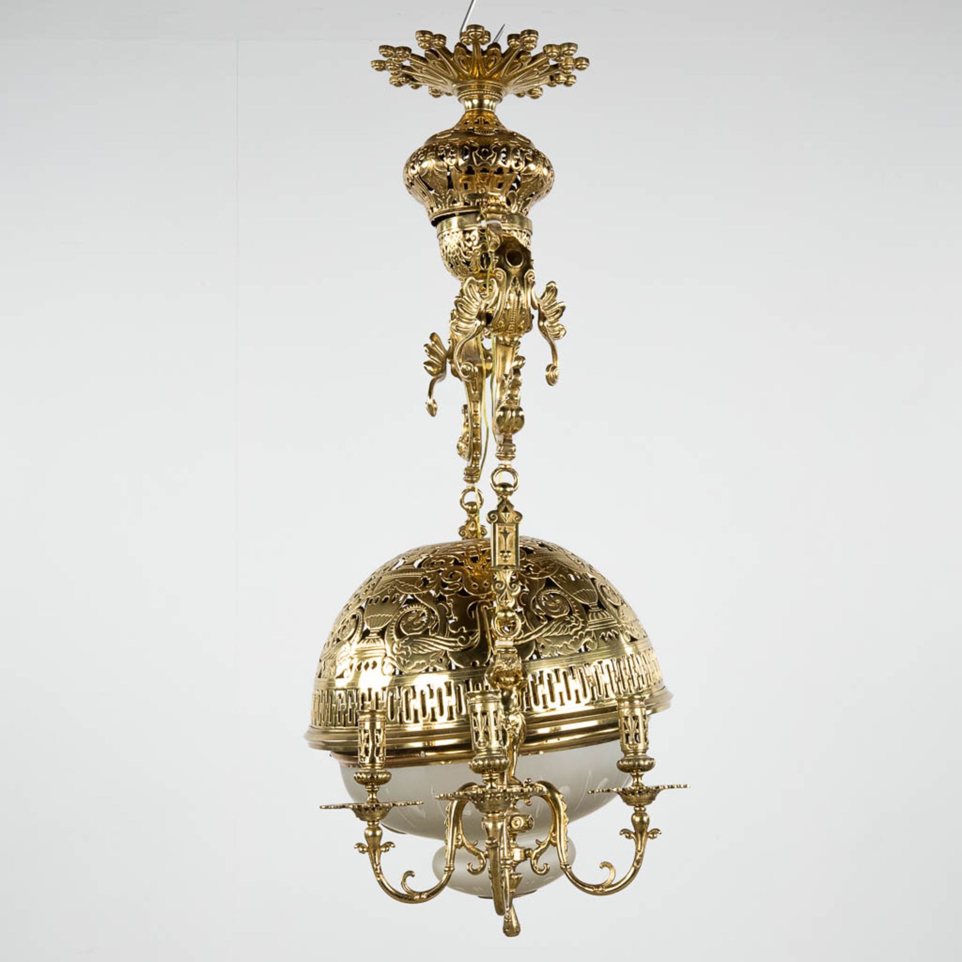 A large 'Lampe Belge' decorated with putti, bronze and glass. 20th C. (D:40 x W:94 x H:97 cm) - Image 3 of 12