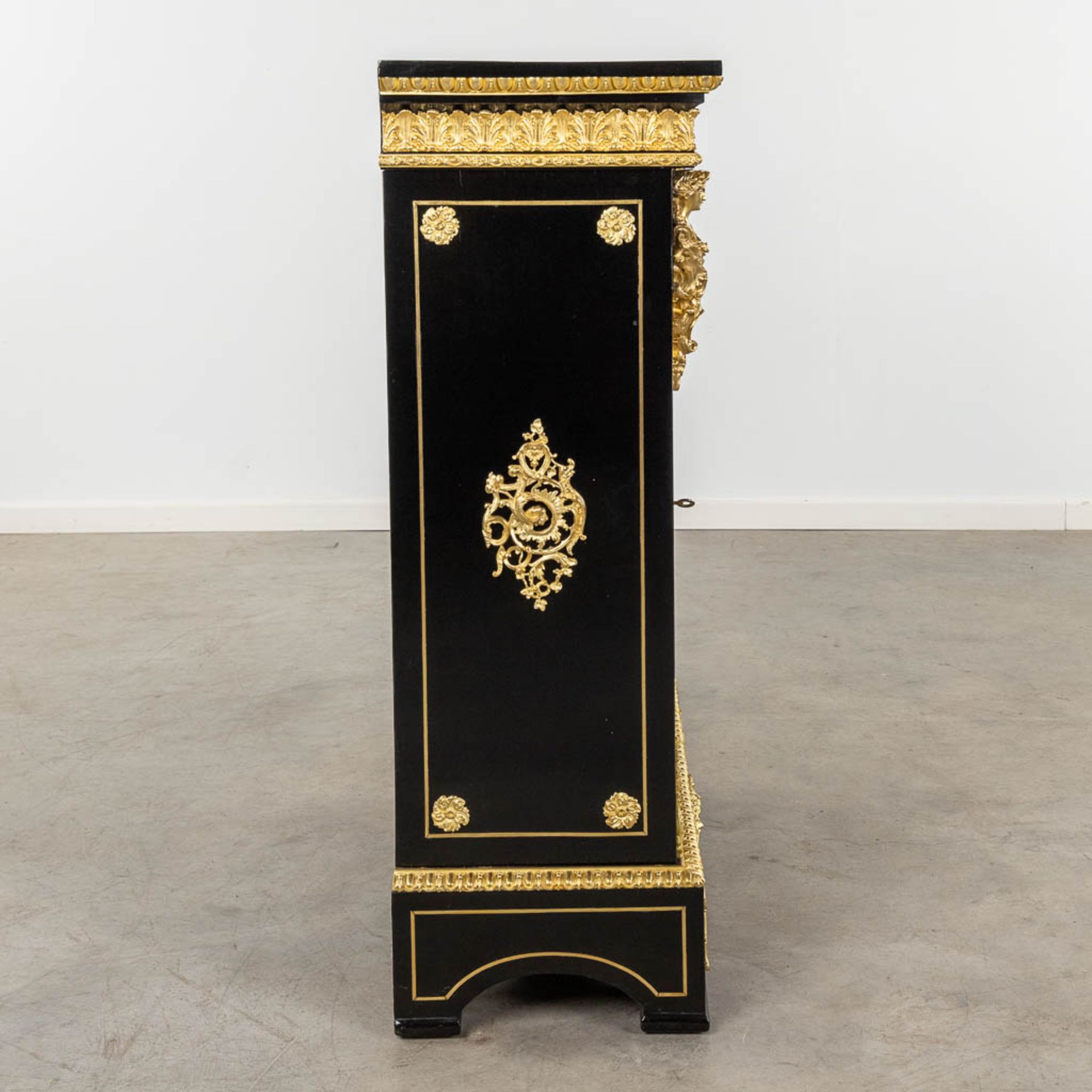 A Boulle cabinet, tortoise shell and copper inlay, Napoleon 3, 19th C. (D:36 x W:77 x H:108 cm) - Image 7 of 14