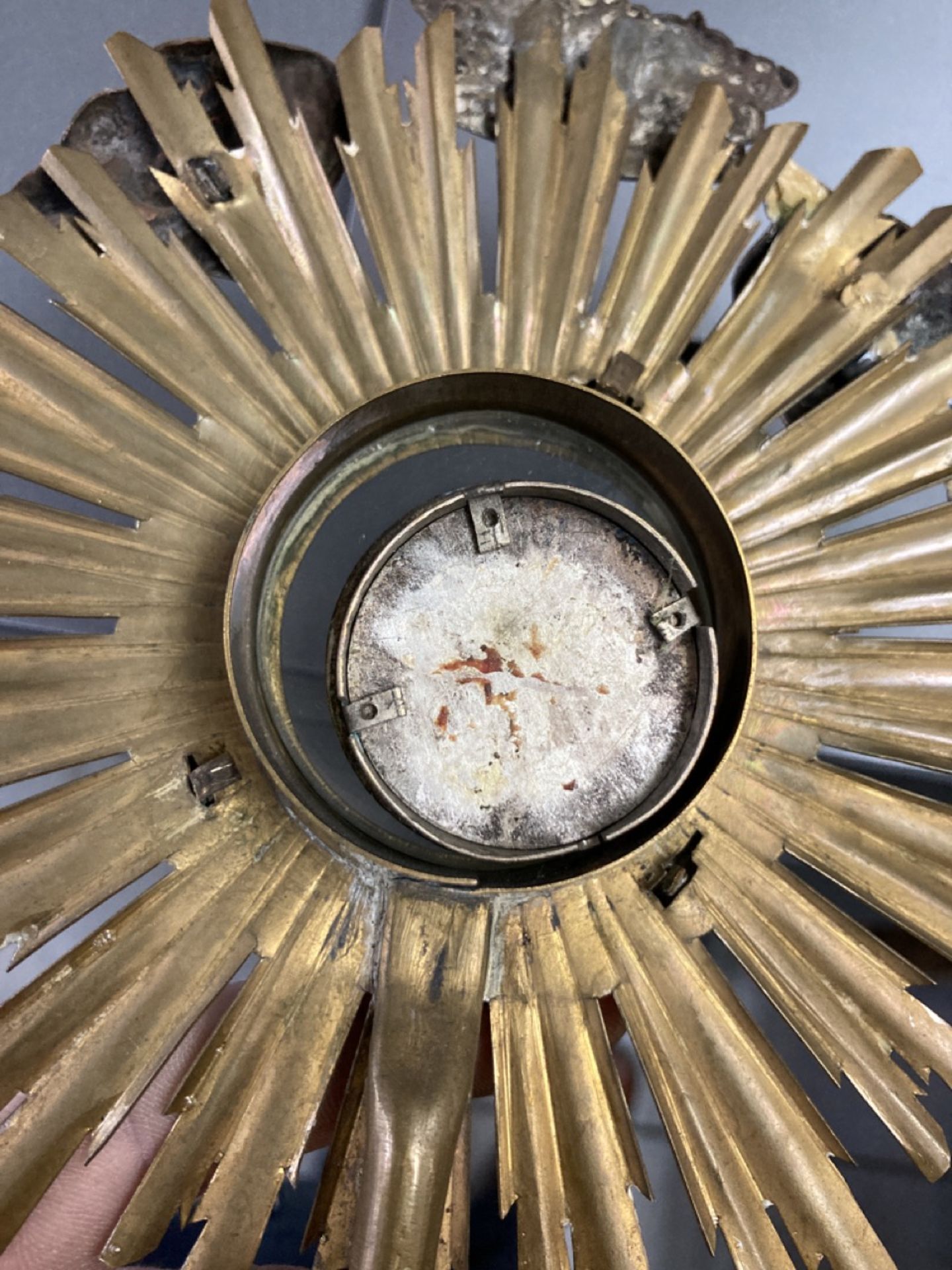 A small sunburst monstrance with a relic of the true cross. (D:11 x W:16 x H:29 cm) - Image 12 of 12