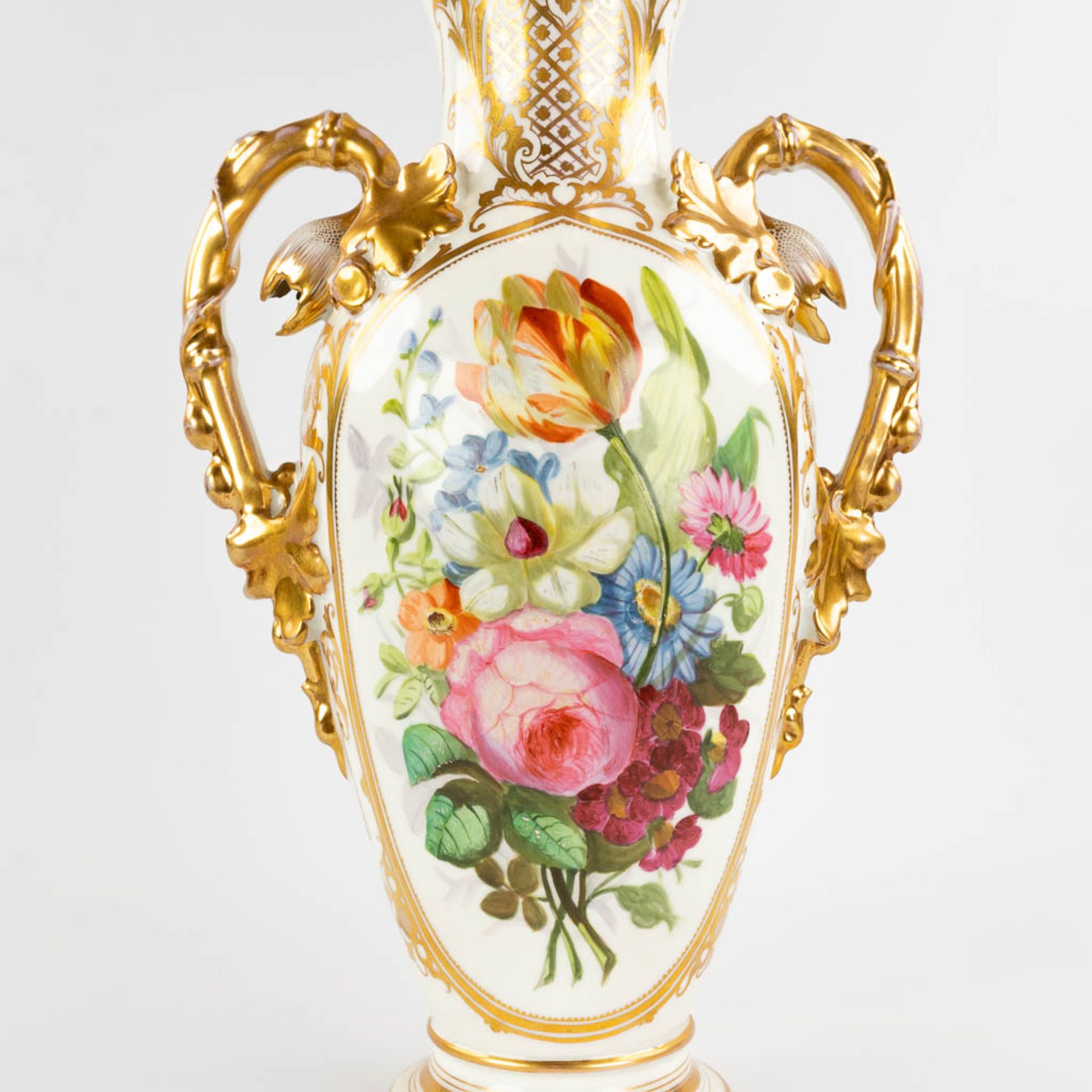 Vieux Bruxelles, a pair of vases with hand-painted flower decor. Circa 1900. (D:18 x W:27 x H:45 cm) - Bild 9 aus 17