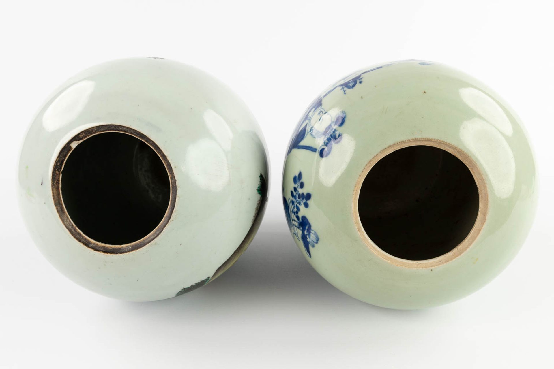 Two Chinese ginger jars, celadon and polychrome decor. 19th/20th C. (H:34 x D:22 cm) - Bild 7 aus 15