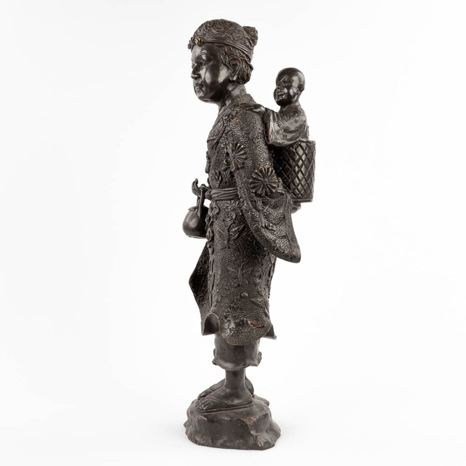 A Japanese Okimono of a mother with child, patinated bronze. 20th C. (D:18 x W:22 x H:59 cm) - Image 6 of 16