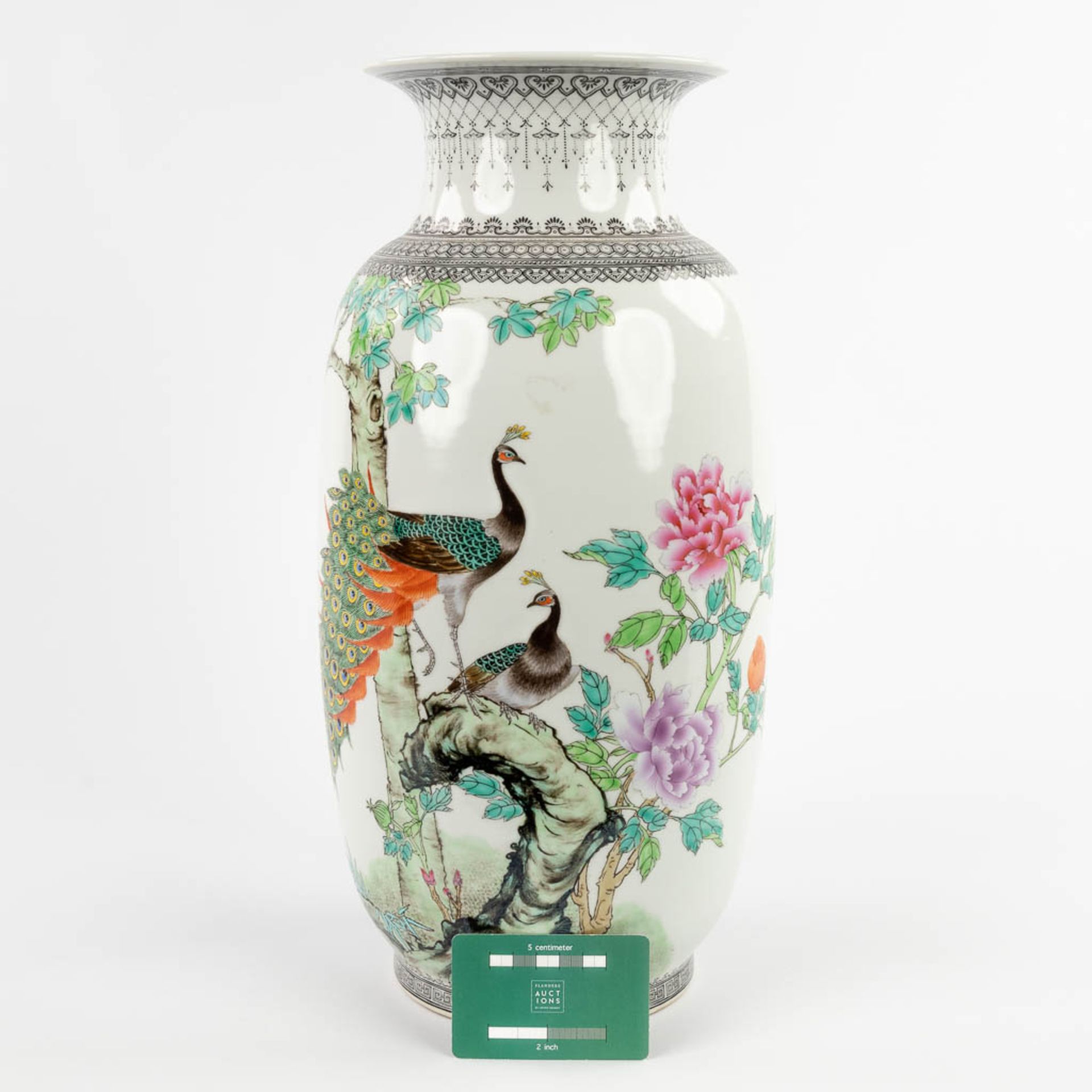 A Chinese vase decorated with peacocks, 20th C. (H:42,5 x D:21 cm) - Bild 2 aus 11