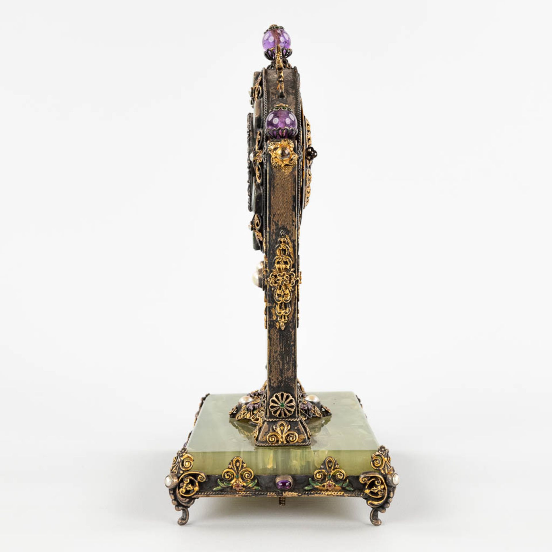 A mantle clock, silver and gold-plated metal and decorated with stone and onyx, pearls. Circa 1900. - Image 6 of 14