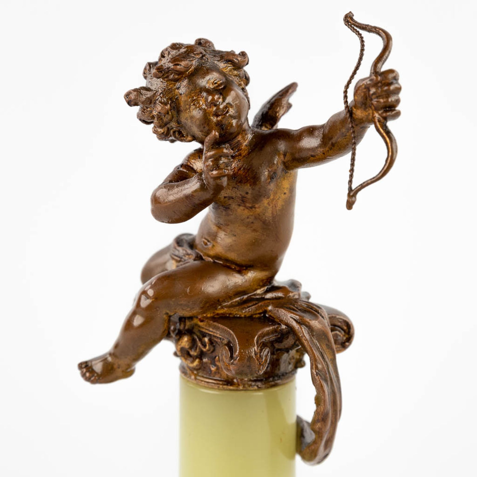 A pair of putti on a pedestal, spelter and onyx in Louis XV style. 19th C. (D:8 x W:8 x H:23 cm) - Image 10 of 11
