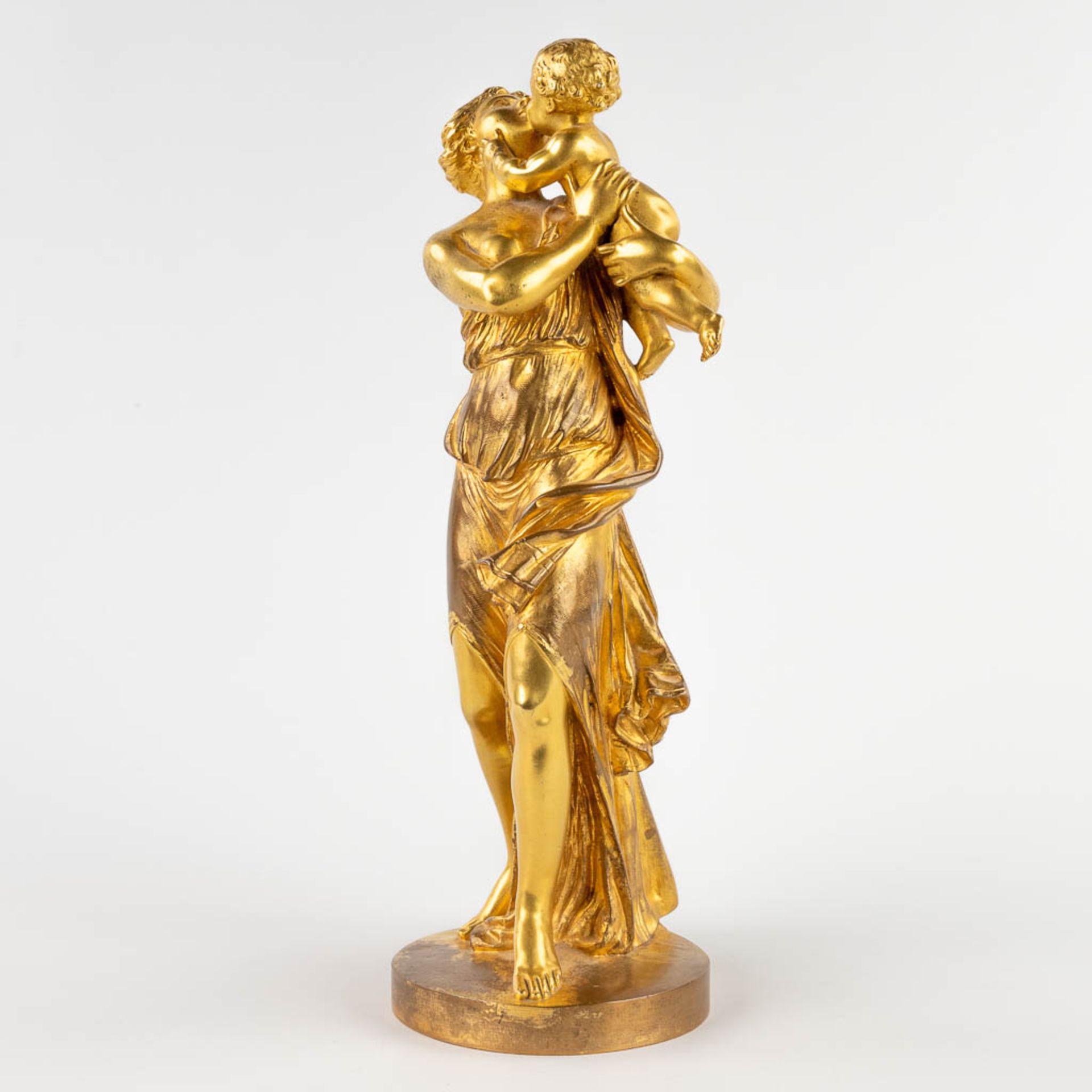 A mother with her child, ormolu gilt bronze. 19th C. (D:12 x W:15 x H:36 cm) - Bild 3 aus 9